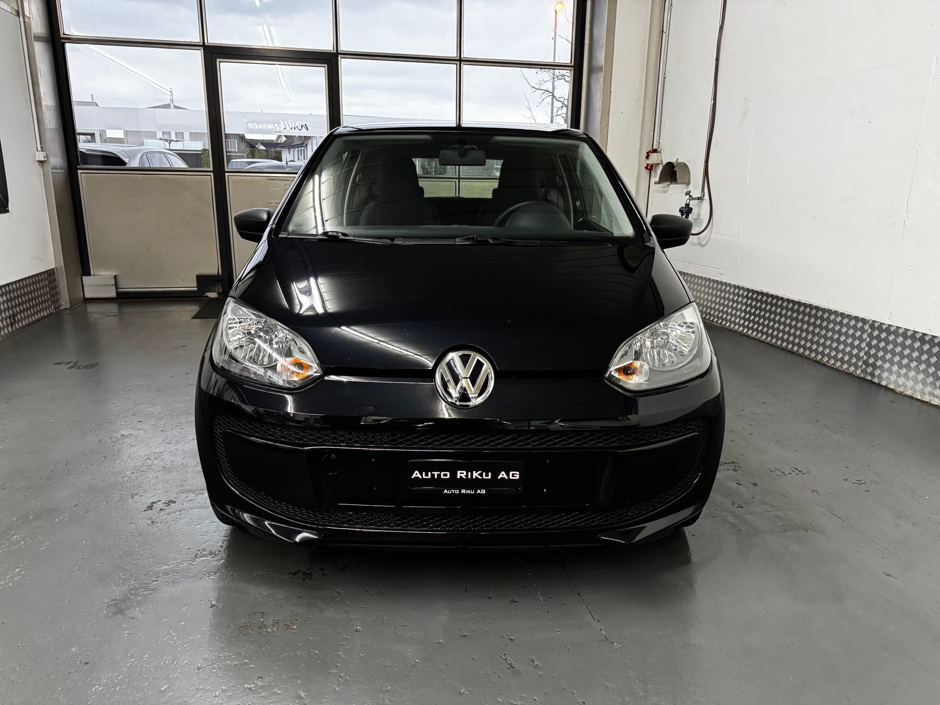 VW Up 1.0 BMT take up-showroom-element-3