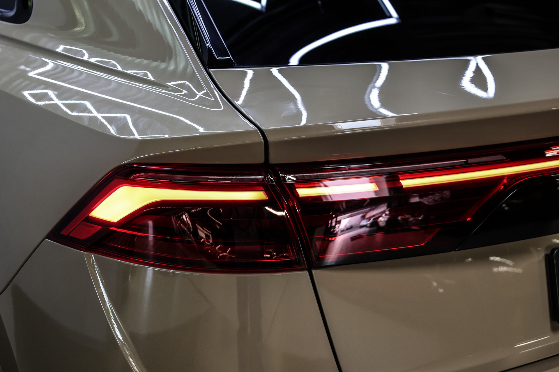AUDI Q8 60 TFSI e quattro PHEV Tiptronic S-Line-image-18