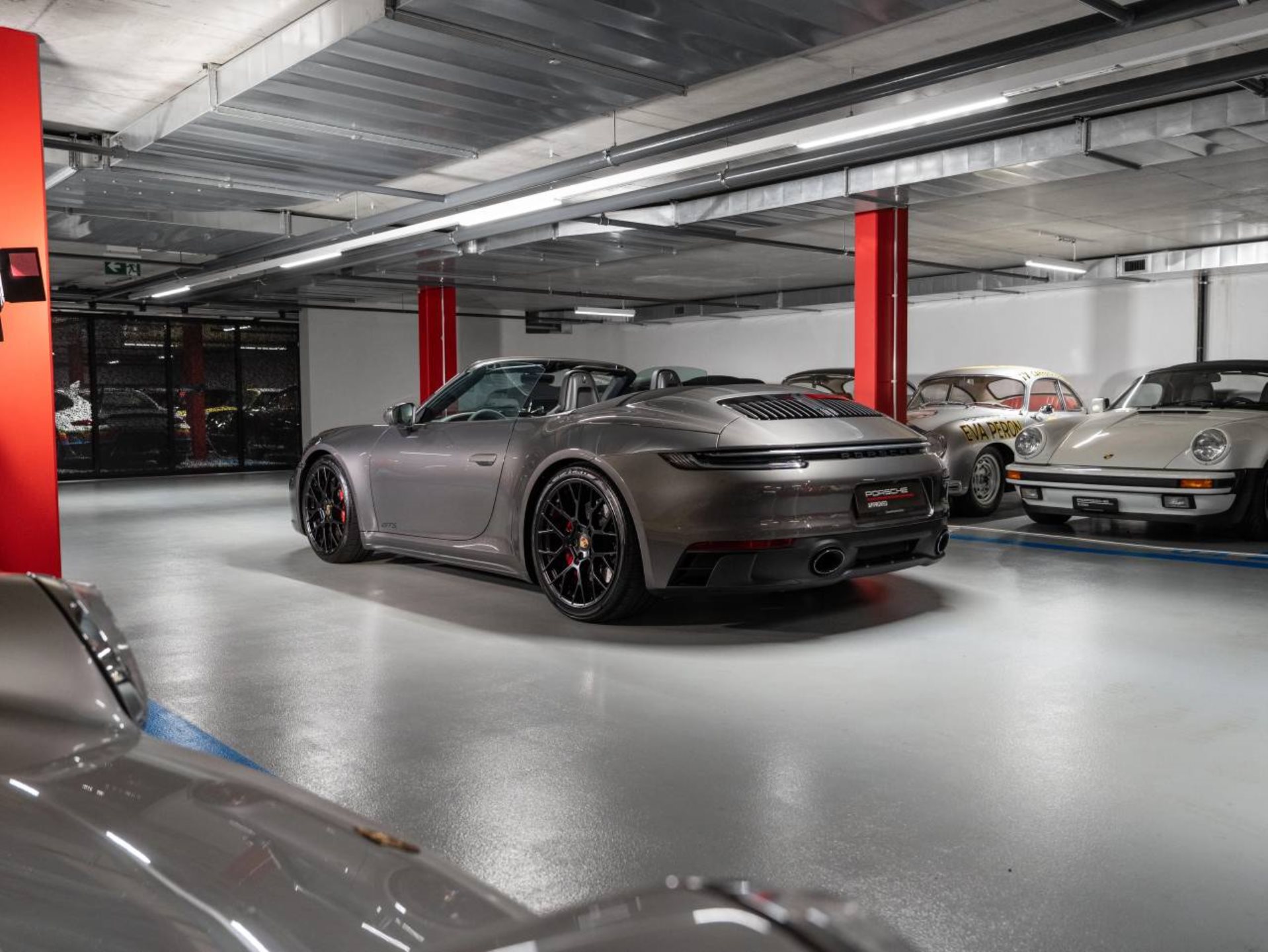 PORSCHE 911 Carrera 4 GTS Cabriolet-showroom-element-1