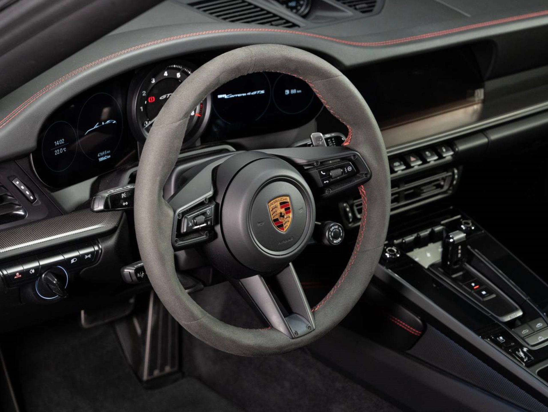 PORSCHE 911 Carrera 4 GTS Cabriolet-image-10
