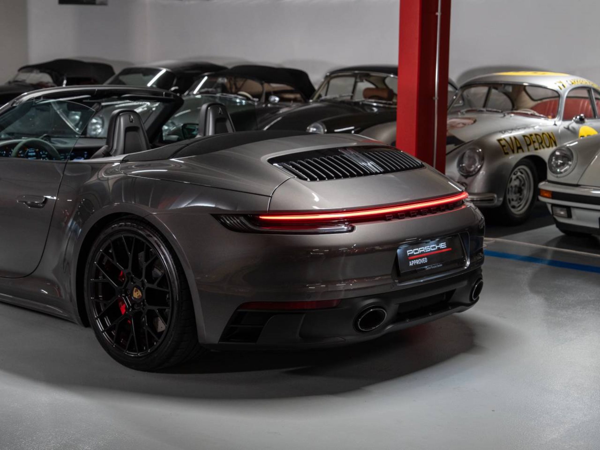 PORSCHE 911 Carrera 4 GTS Cabriolet-image-26