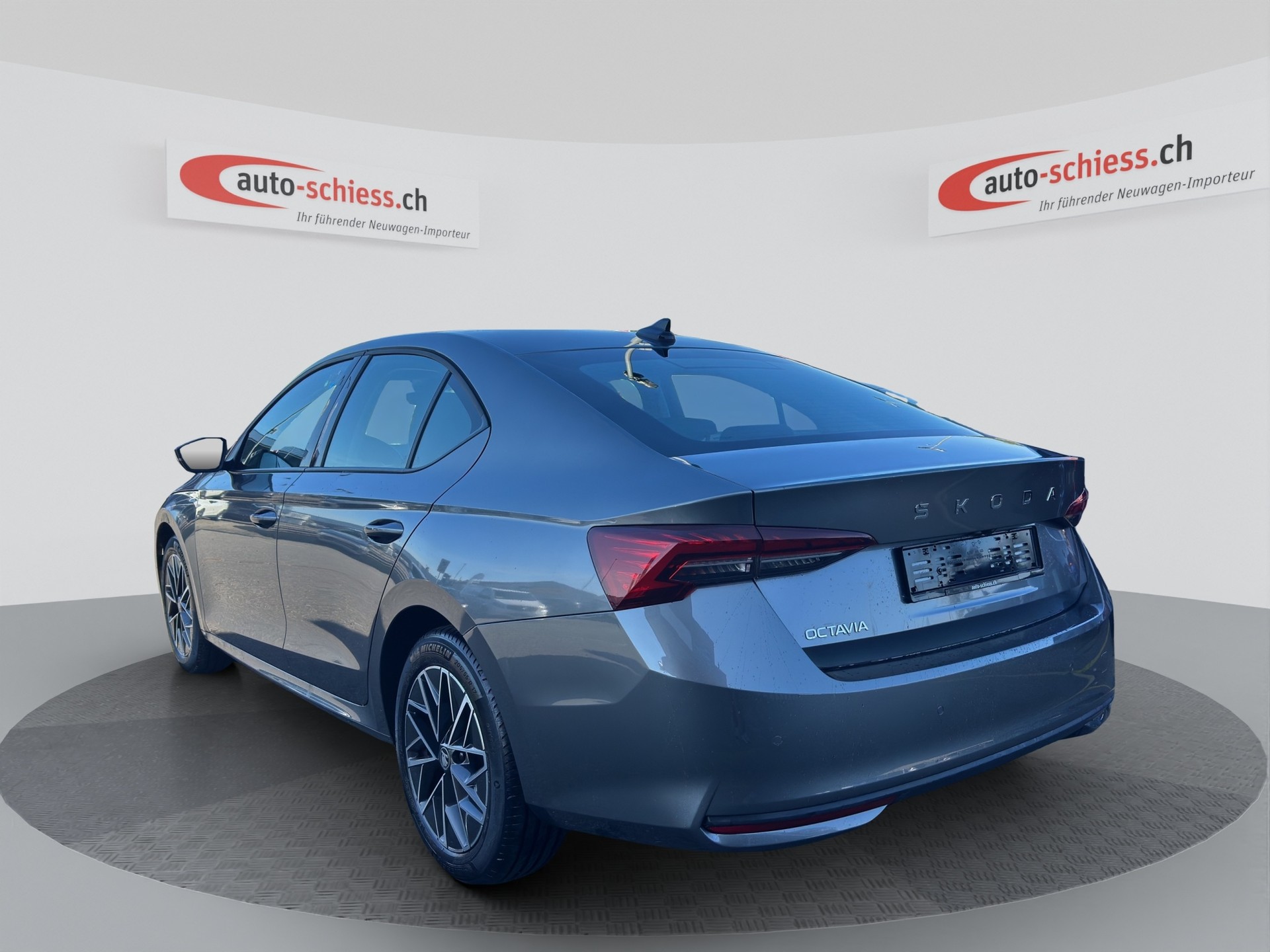 SKODA OCTAVIA-showroom-element-2
