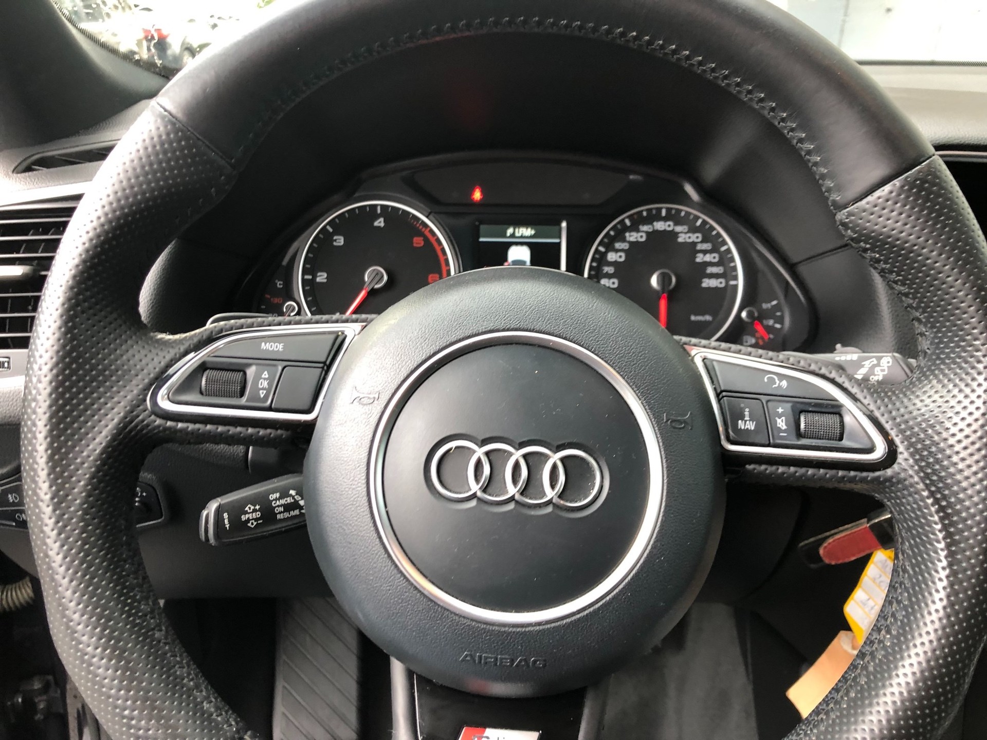 AUDI Q5 2.0 TDI quattro S-tronic S-Line-image-12