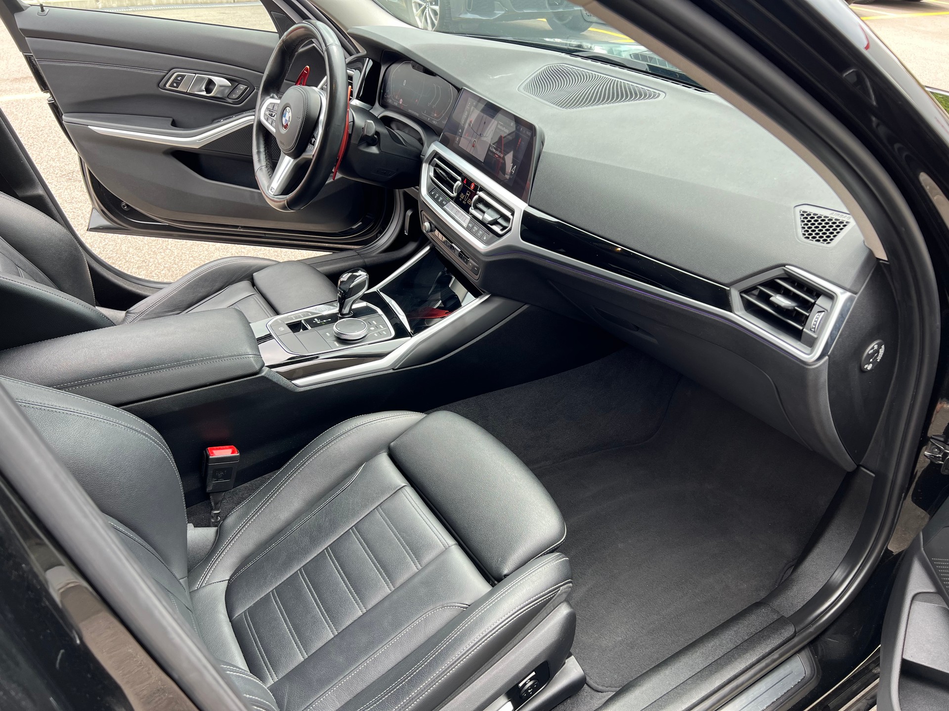 BMW 320d xDrive M Sport Steptronic-image-11