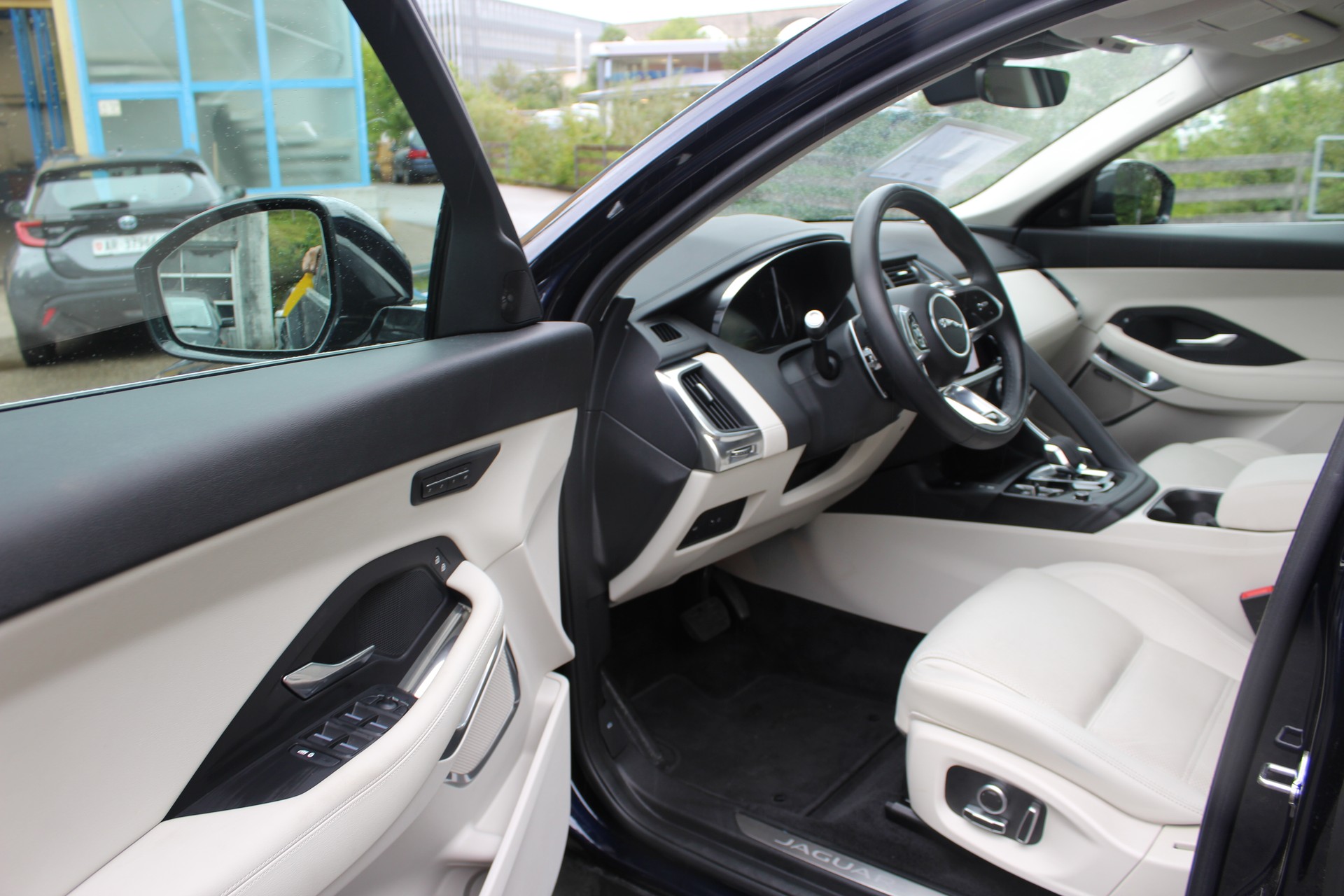 JAGUAR E-Pace 2.0d D200 AWD SE-image-11
