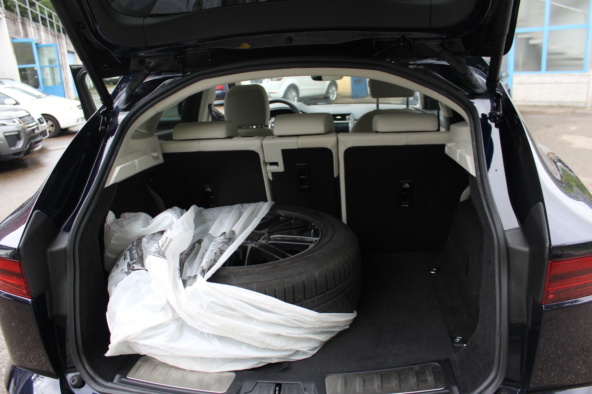 JAGUAR E-Pace 2.0d D200 AWD SE-image-13
