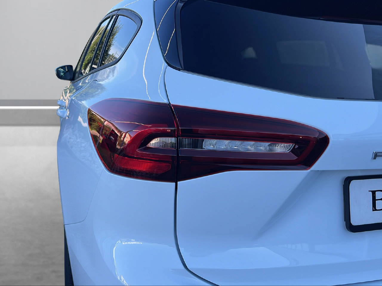 FORD Focus Station Wagon 1.0i EcoB Hybrid 155 ST-Line X-image-5