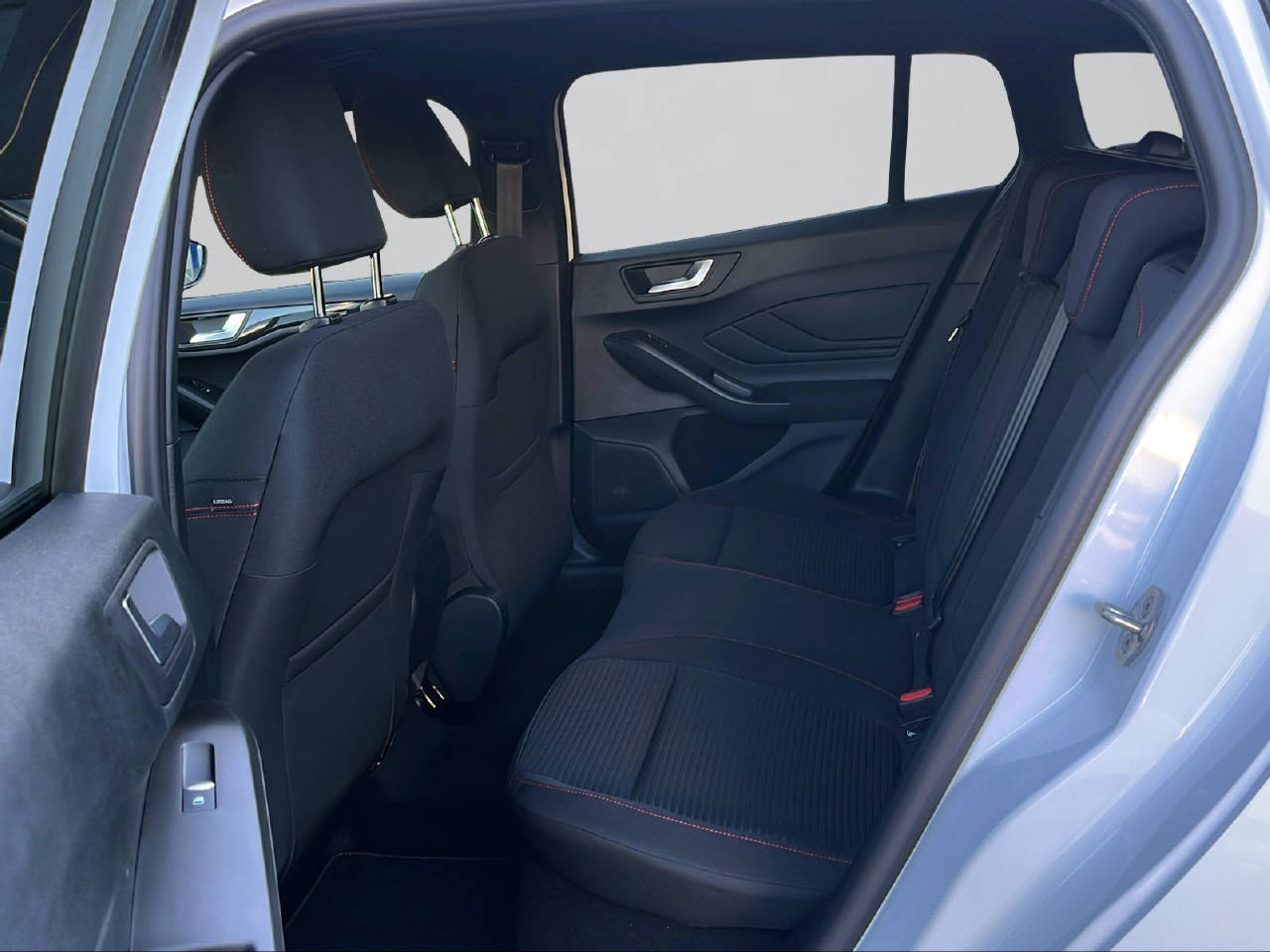 FORD Focus Station Wagon 1.0i EcoB Hybrid 155 ST-Line X-image-10