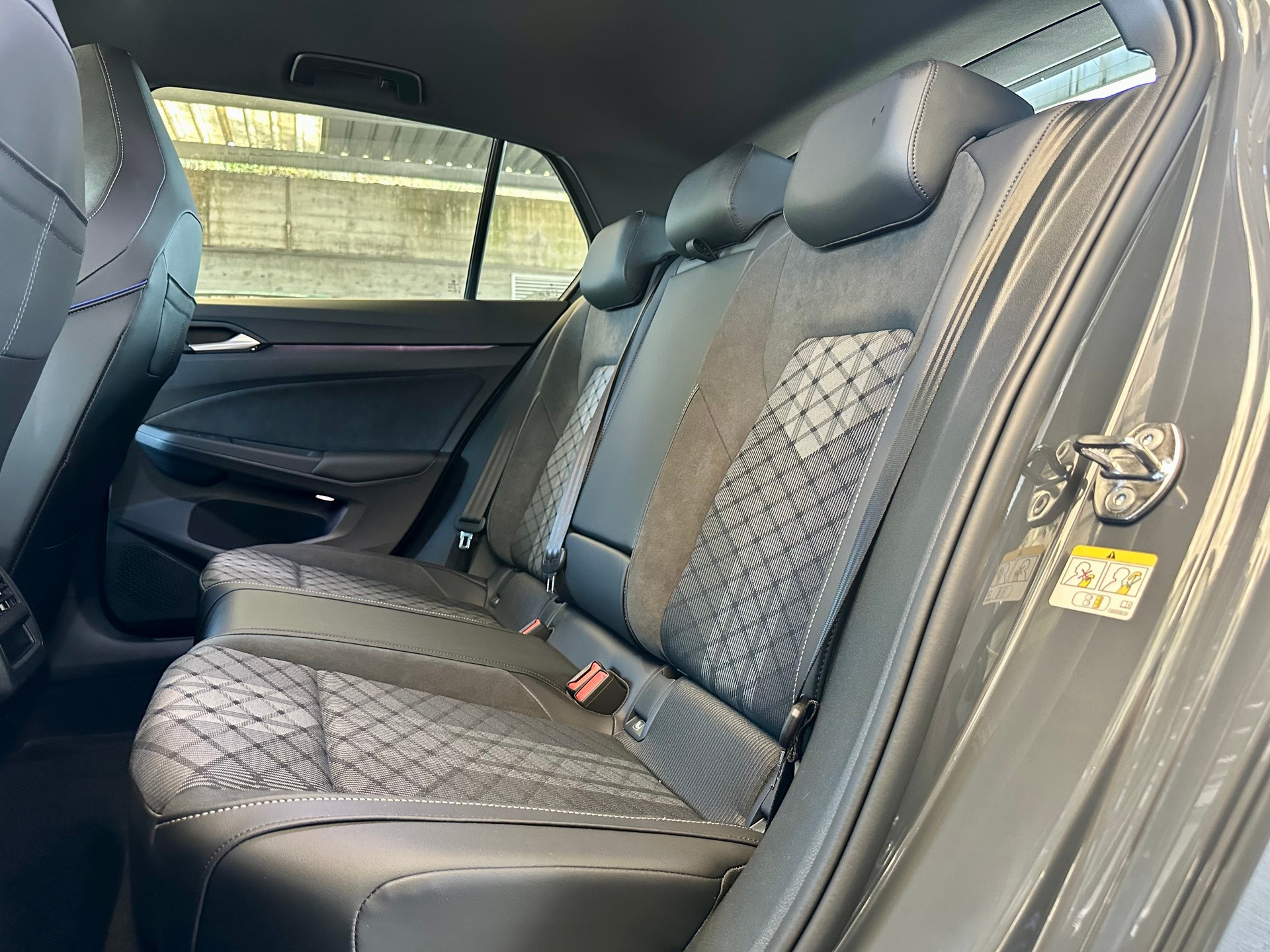 VW Golf 1.5 e TSI mHEV R-Line DSG 5 Jahre Garantie-image-12
