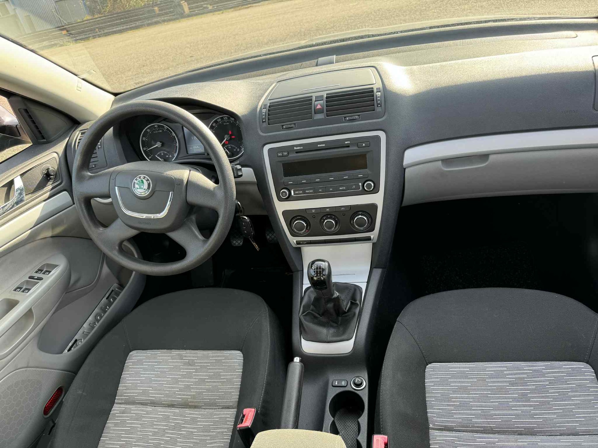 SKODA Octavia 1.8 TSI Ambiente-image-6