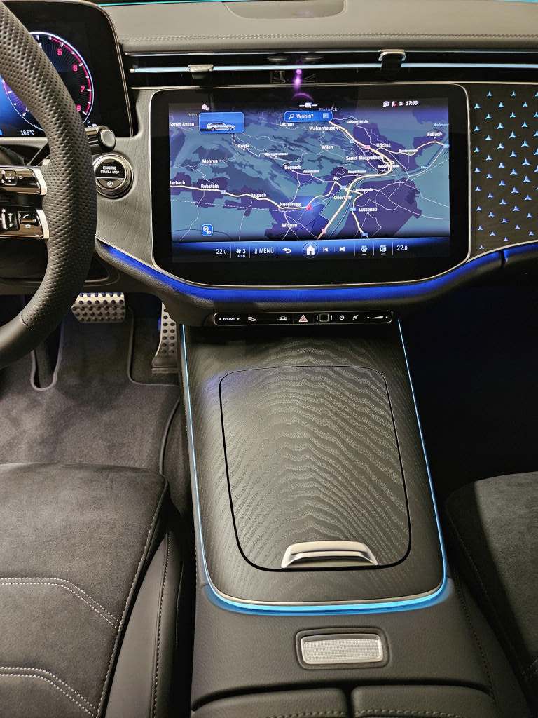 MERCEDES-BENZ E 200 4Matic AMG Line Kombi-image-9