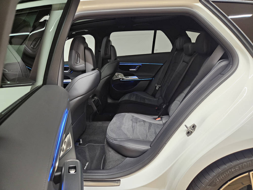 MERCEDES-BENZ E 200 4Matic AMG Line Kombi-image-11