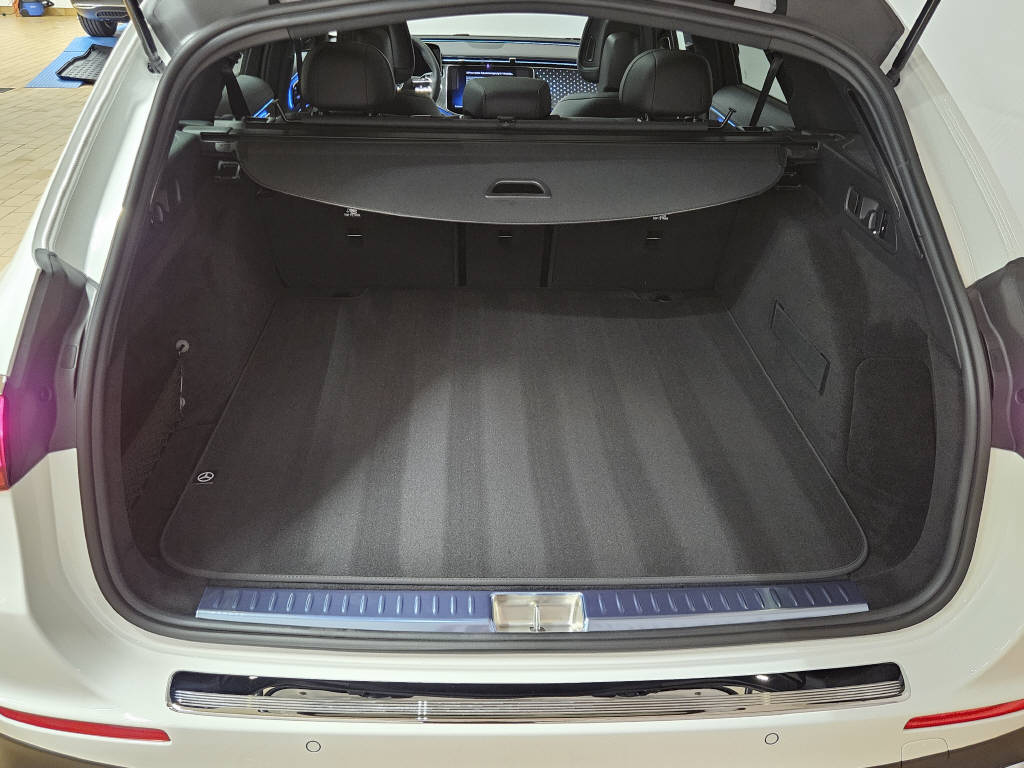 MERCEDES-BENZ E 200 4Matic AMG Line Kombi-showroom-element-3