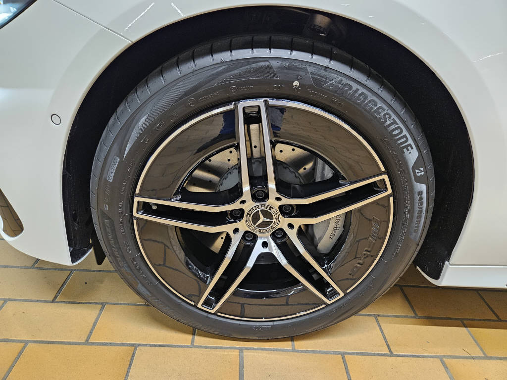 MERCEDES-BENZ E 200 4Matic AMG Line Kombi-image-15