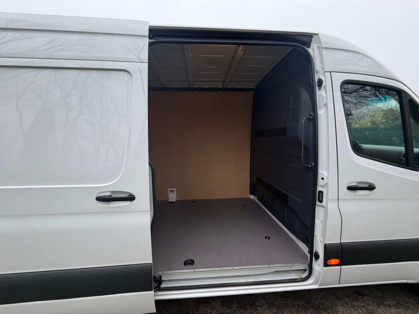 MERCEDES-BENZ eSprinter 312 47kWh Standard-image-5