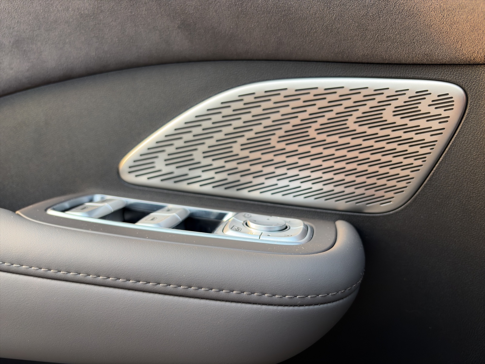 MG S6 EV 77 kWh Luxury 4WD-image-9