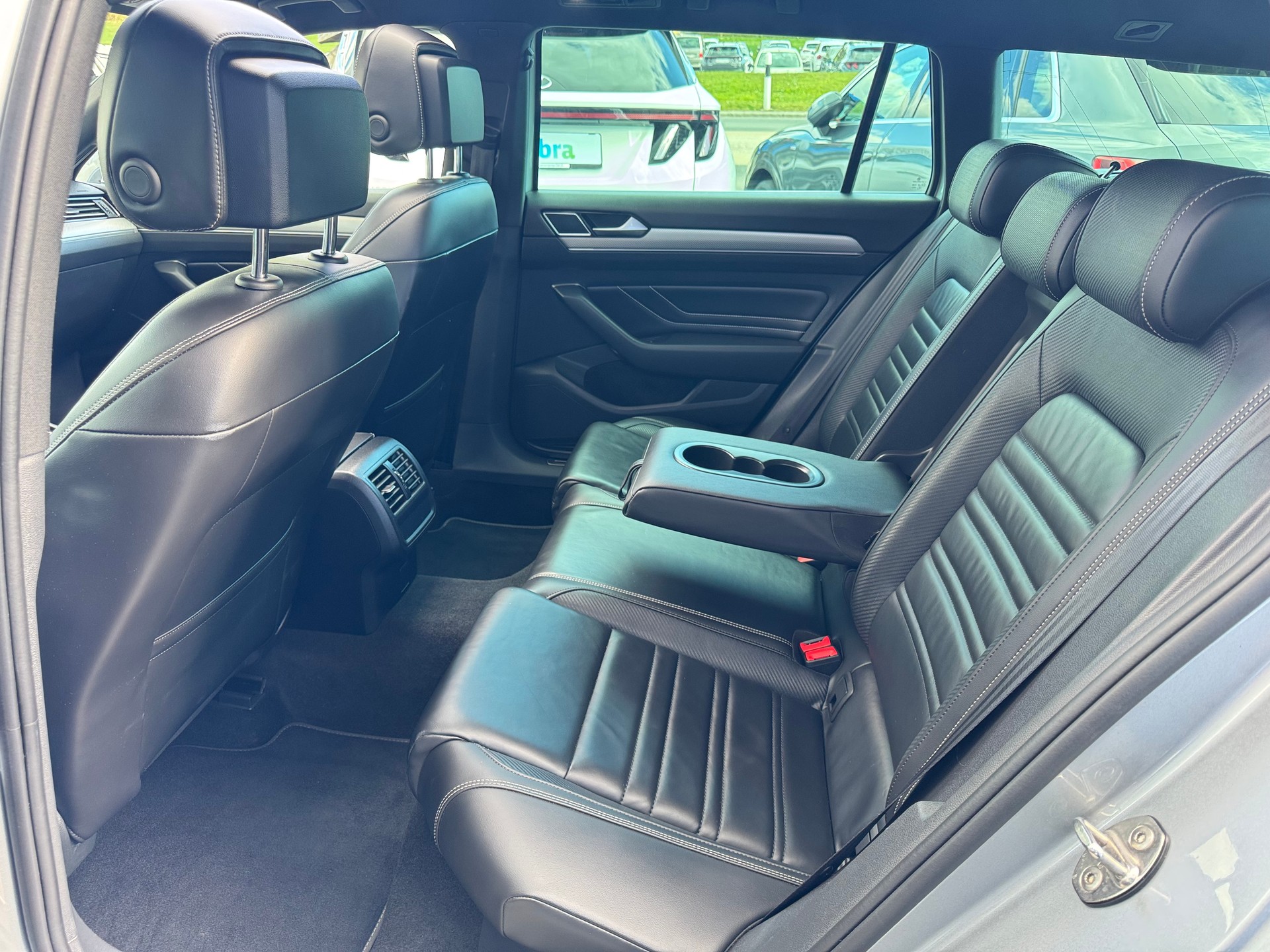 VW Passat Variant 2.0 TSI R-Line 4Motion DSG-image-6