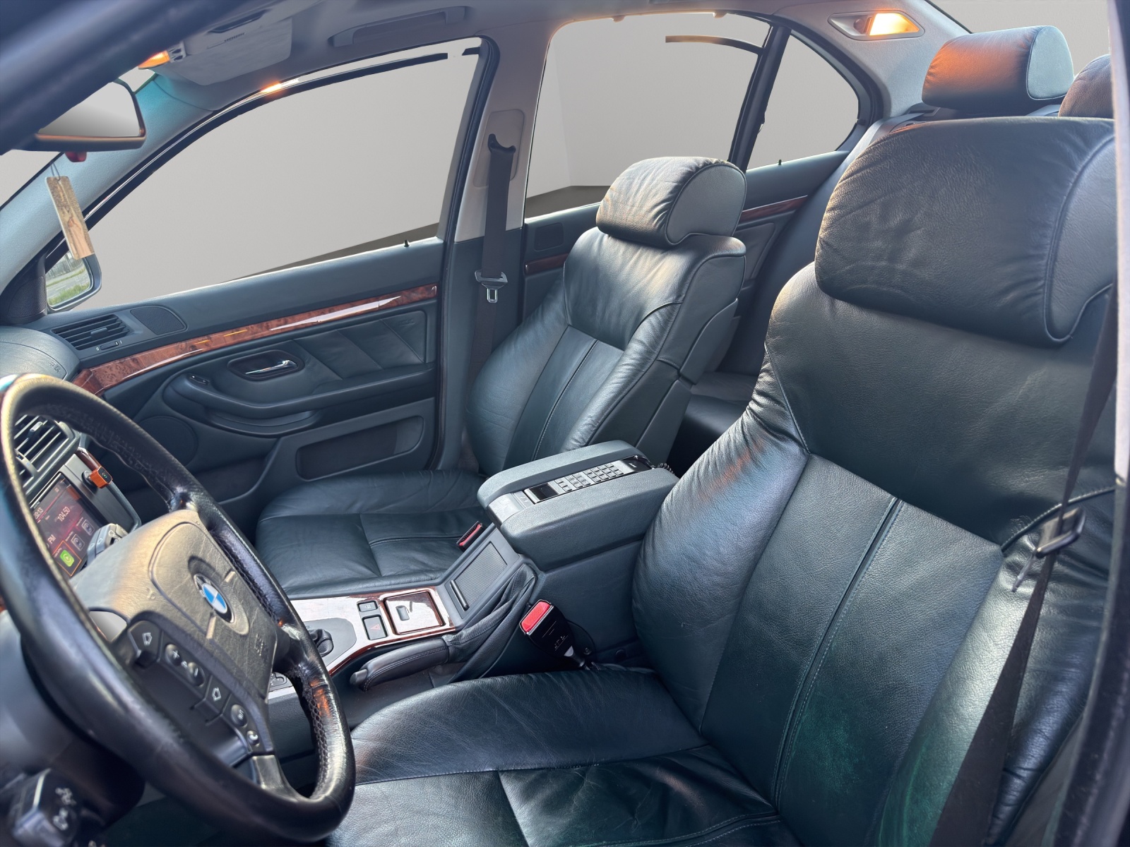 BMW 540i-image-9