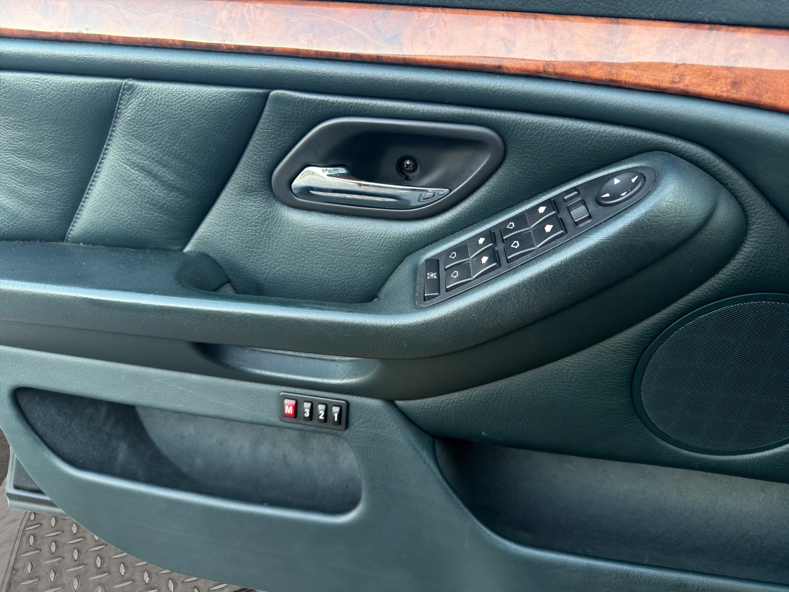 BMW 540i-image-13