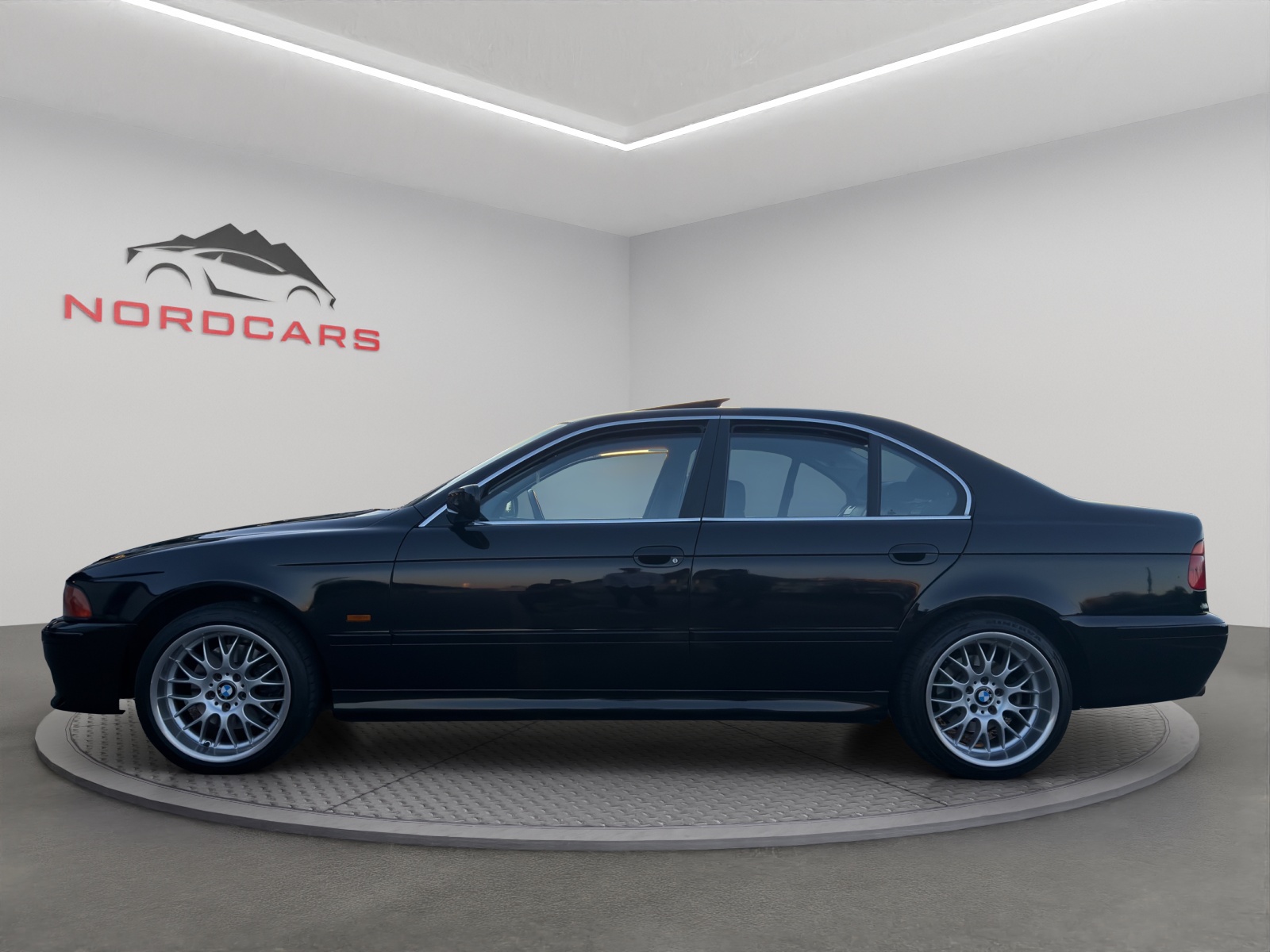 BMW 540i-showroom-element-1