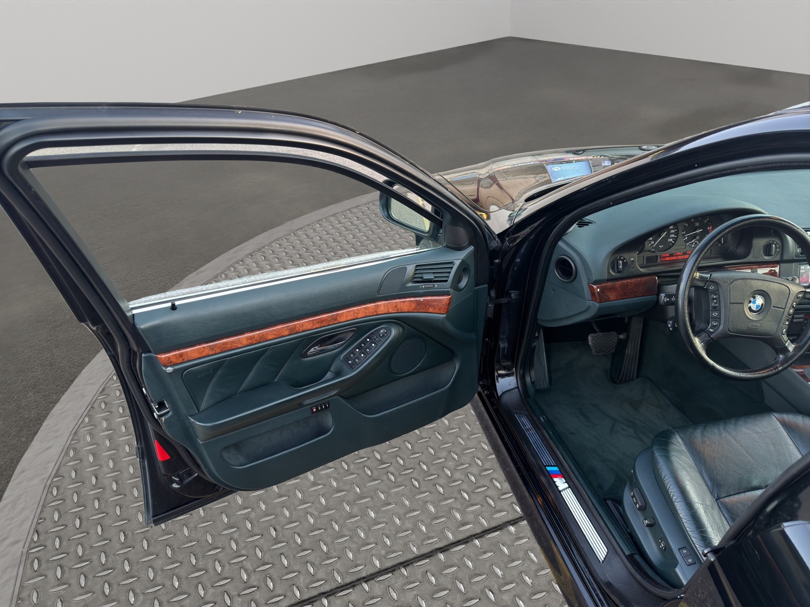 BMW 540i-image-10