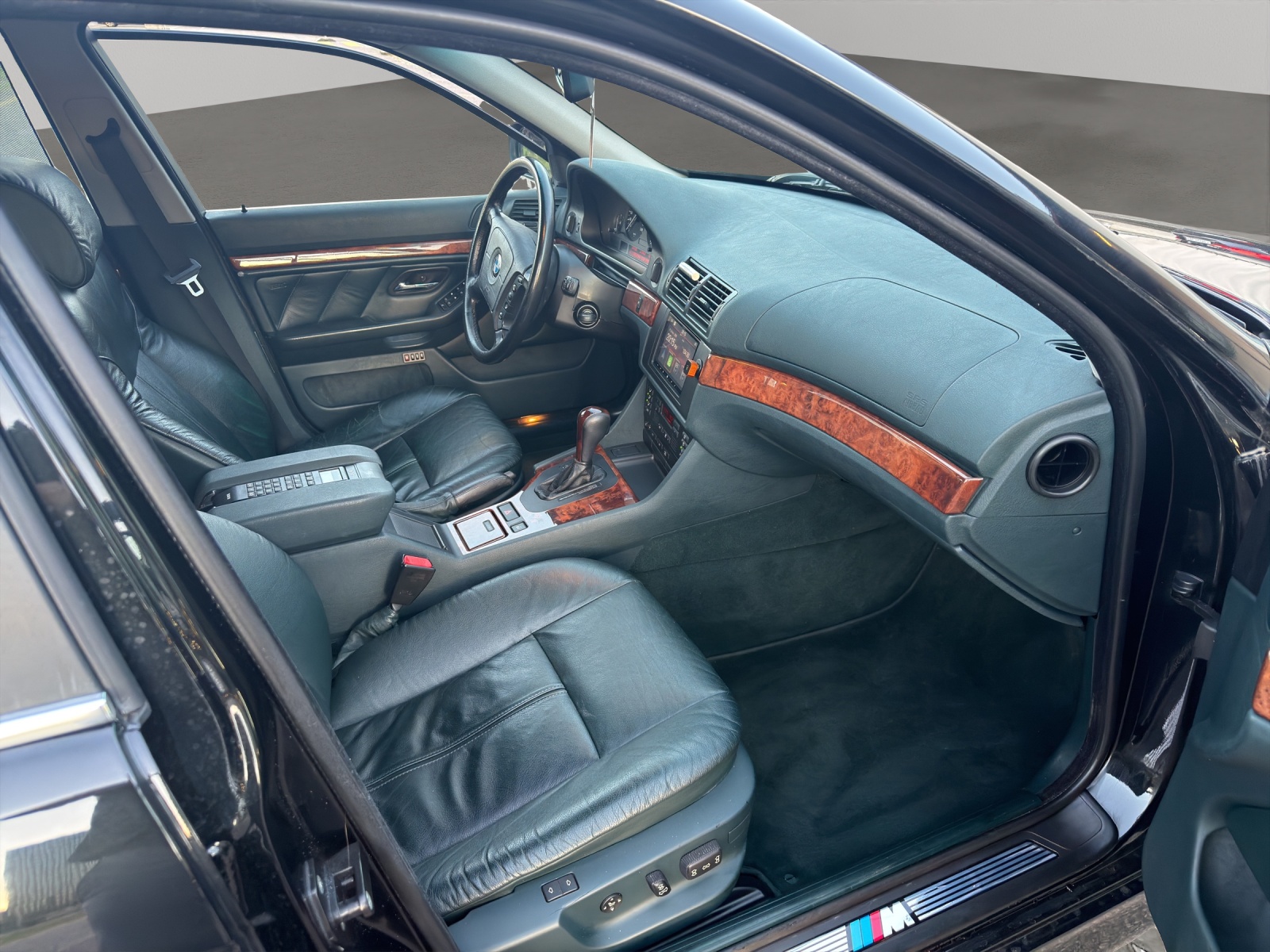 BMW 540i-image-15