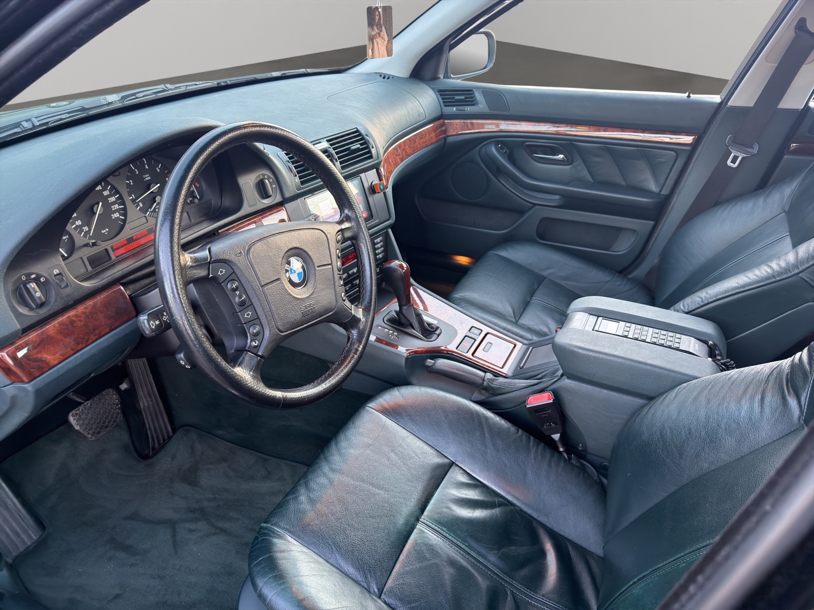 BMW 540i-image-8