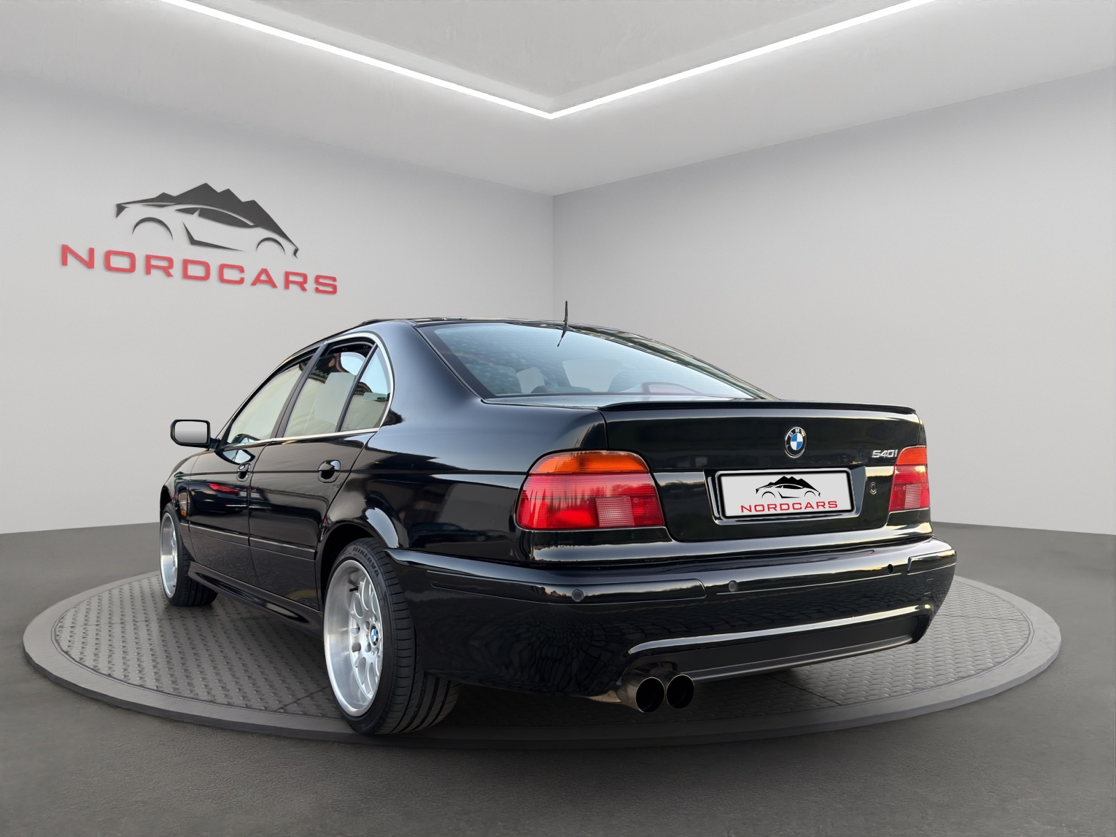 BMW 540i-showroom-element-2