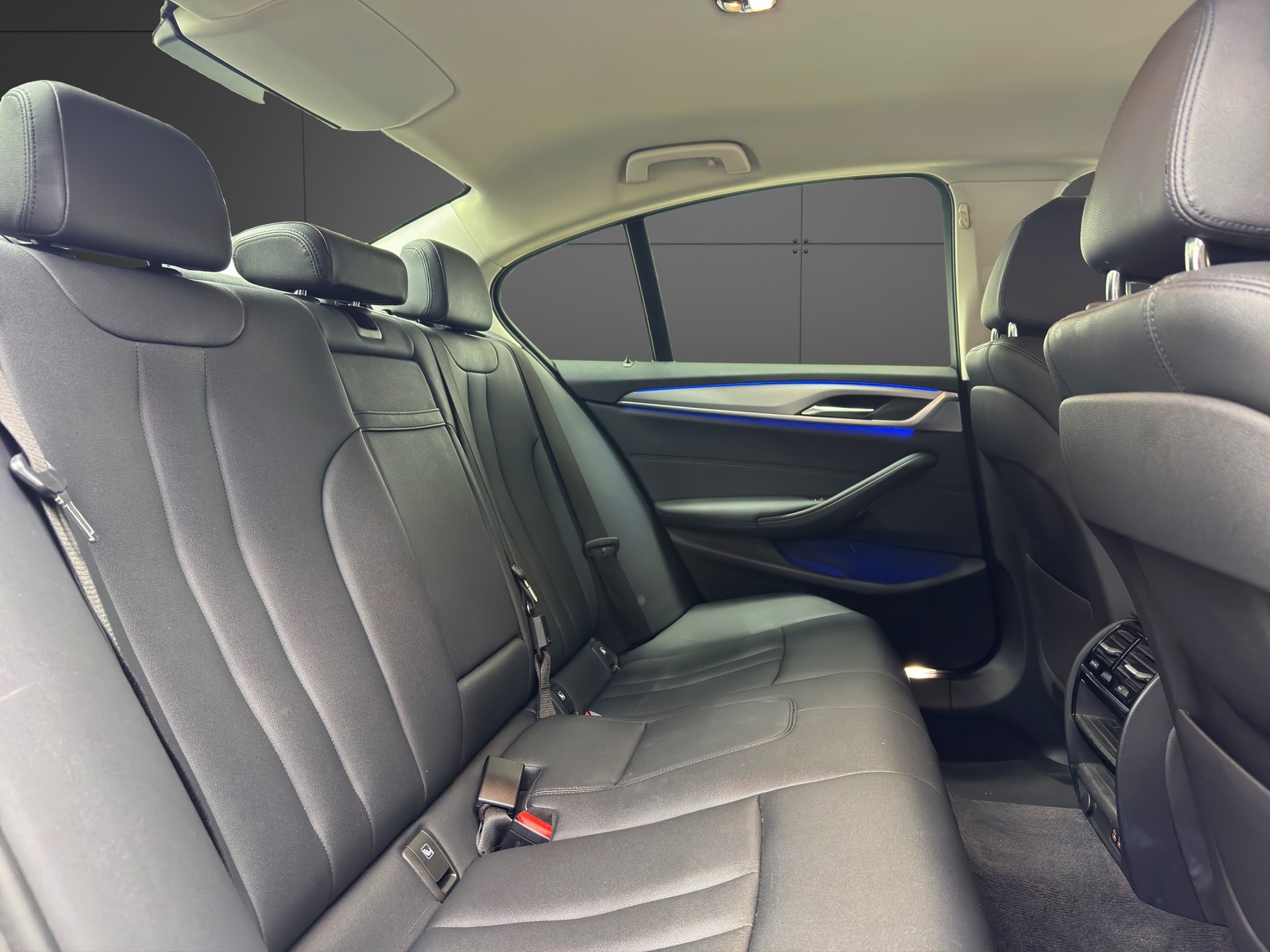 BMW 530e xDrive Steptronic-image-14