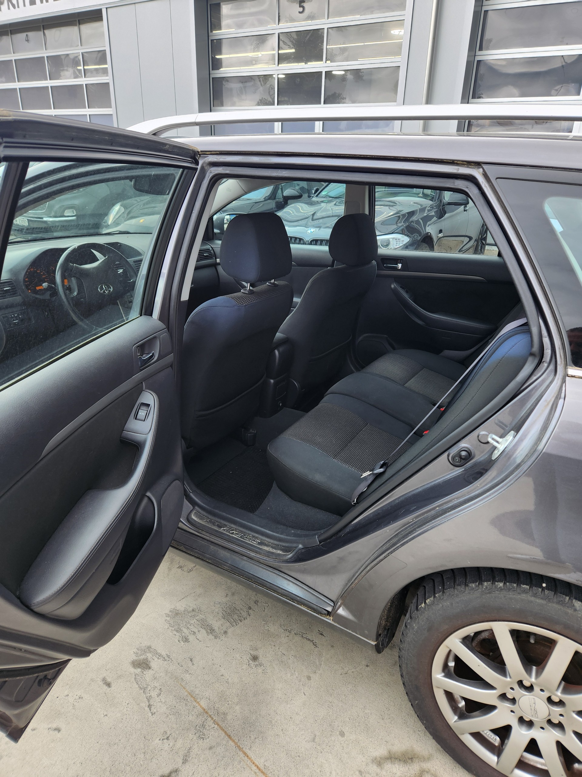 TOYOTA Avensis 2.0 DPF Linea Terra Sportswagon-image-9