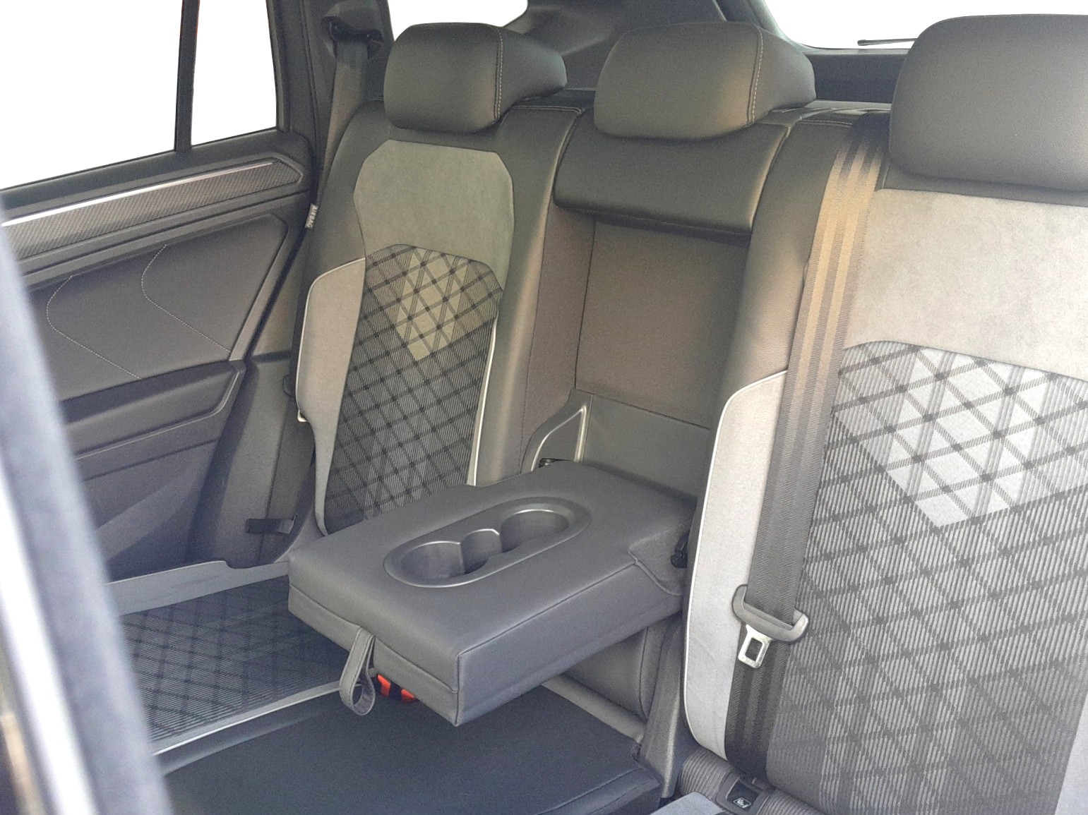 VW Tiguan Allspace 2.0 TDI SCR R-Line 4Motion DSG-image-11
