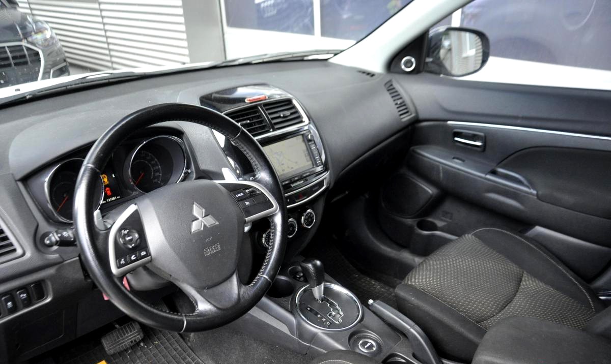 MITSUBISHI ASX 2.2 DID Diamond 4WD Automatic-image-4