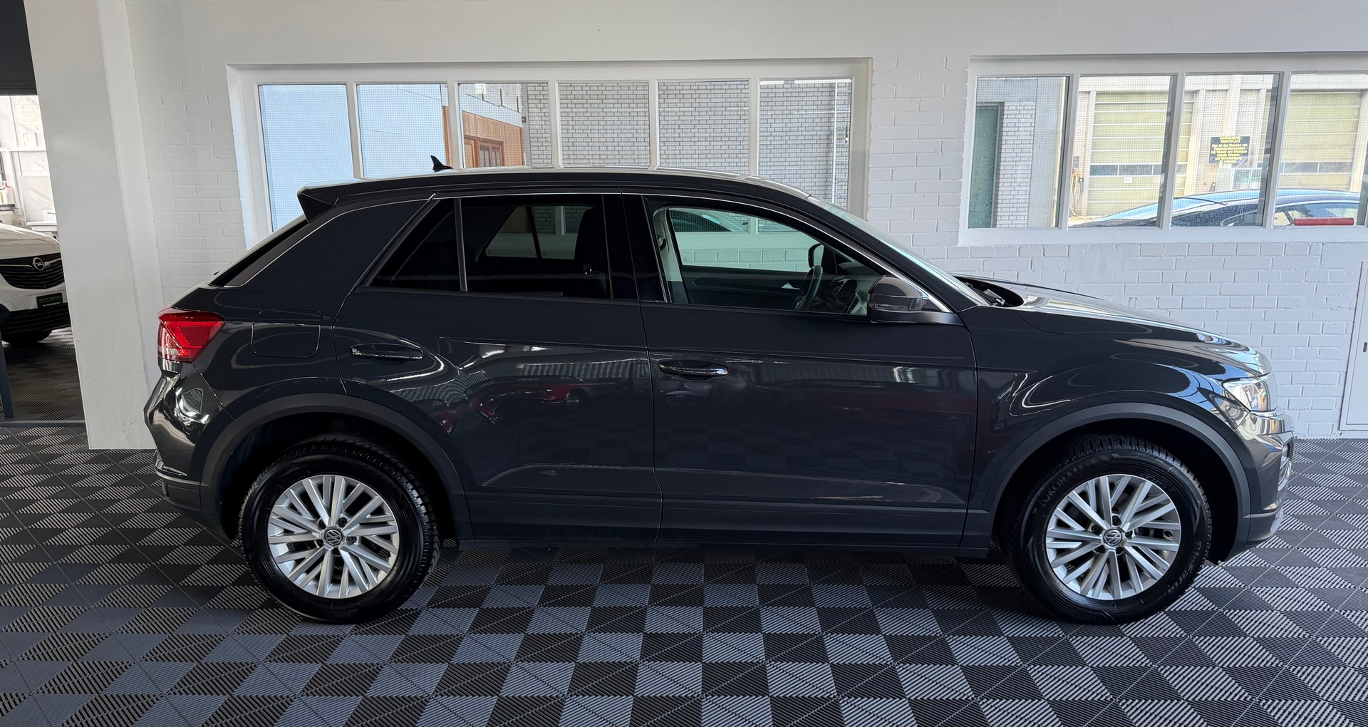 VW T-Roc 1.0 TSI-showroom-element-1