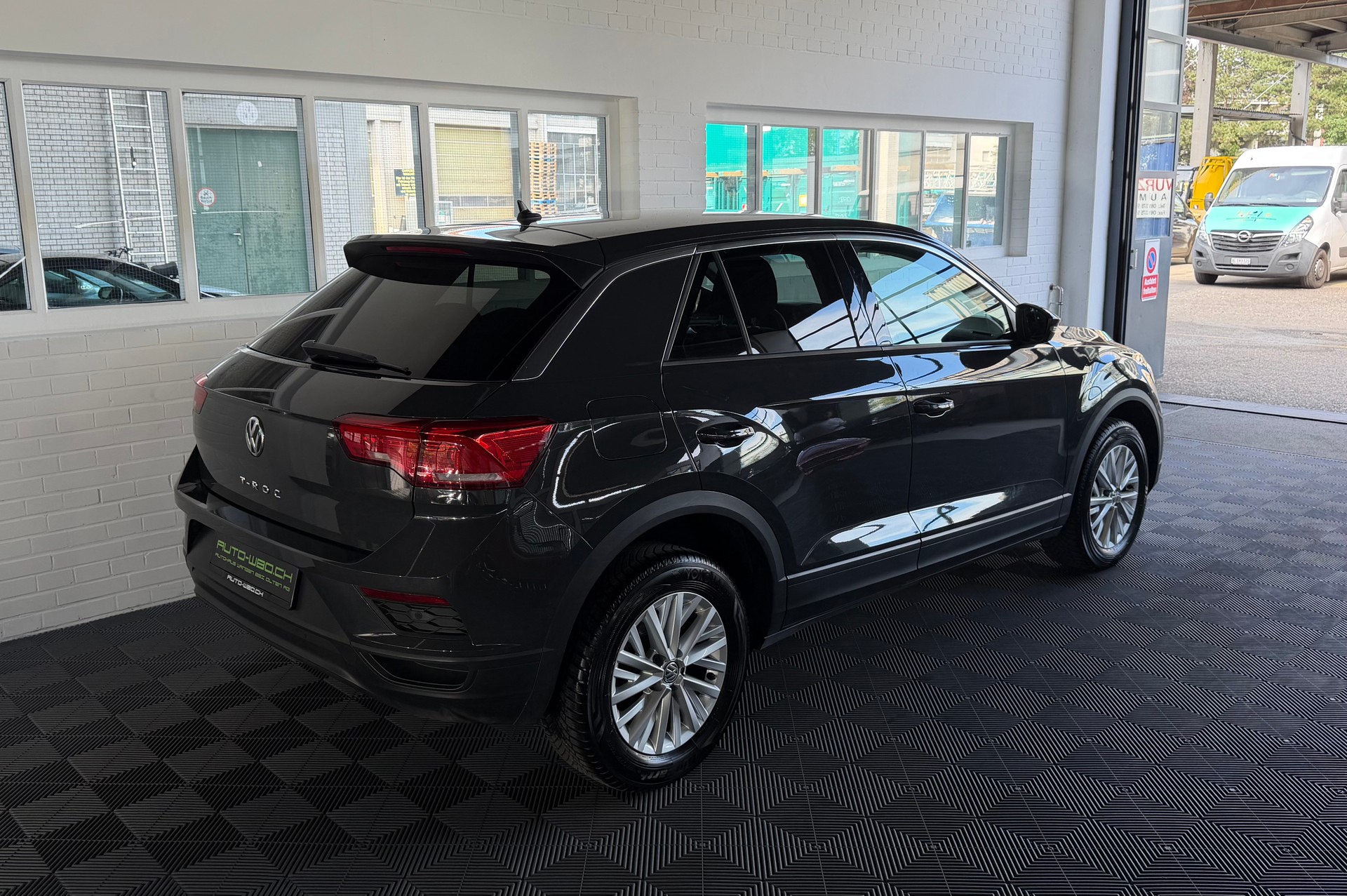 VW T-Roc 1.0 TSI-showroom-element-2