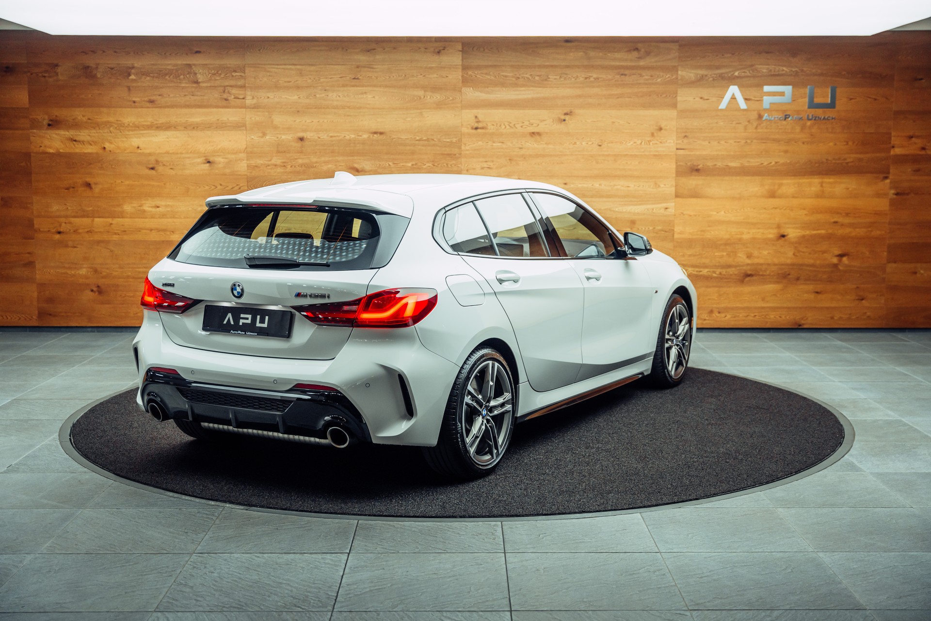 BMW M135i xDrive Steptronic-showroom-element-1