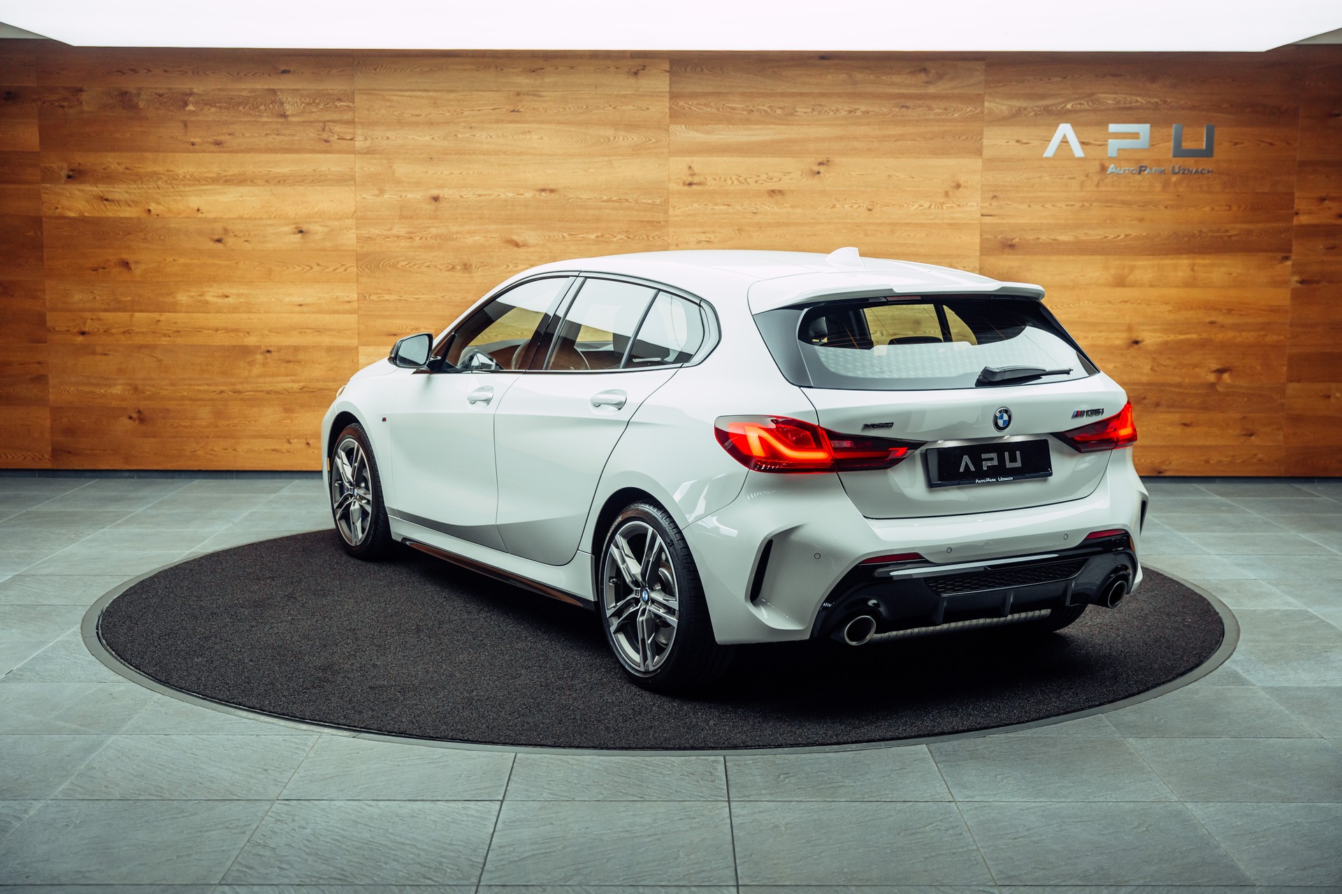 BMW M135i xDrive Steptronic-showroom-element-2