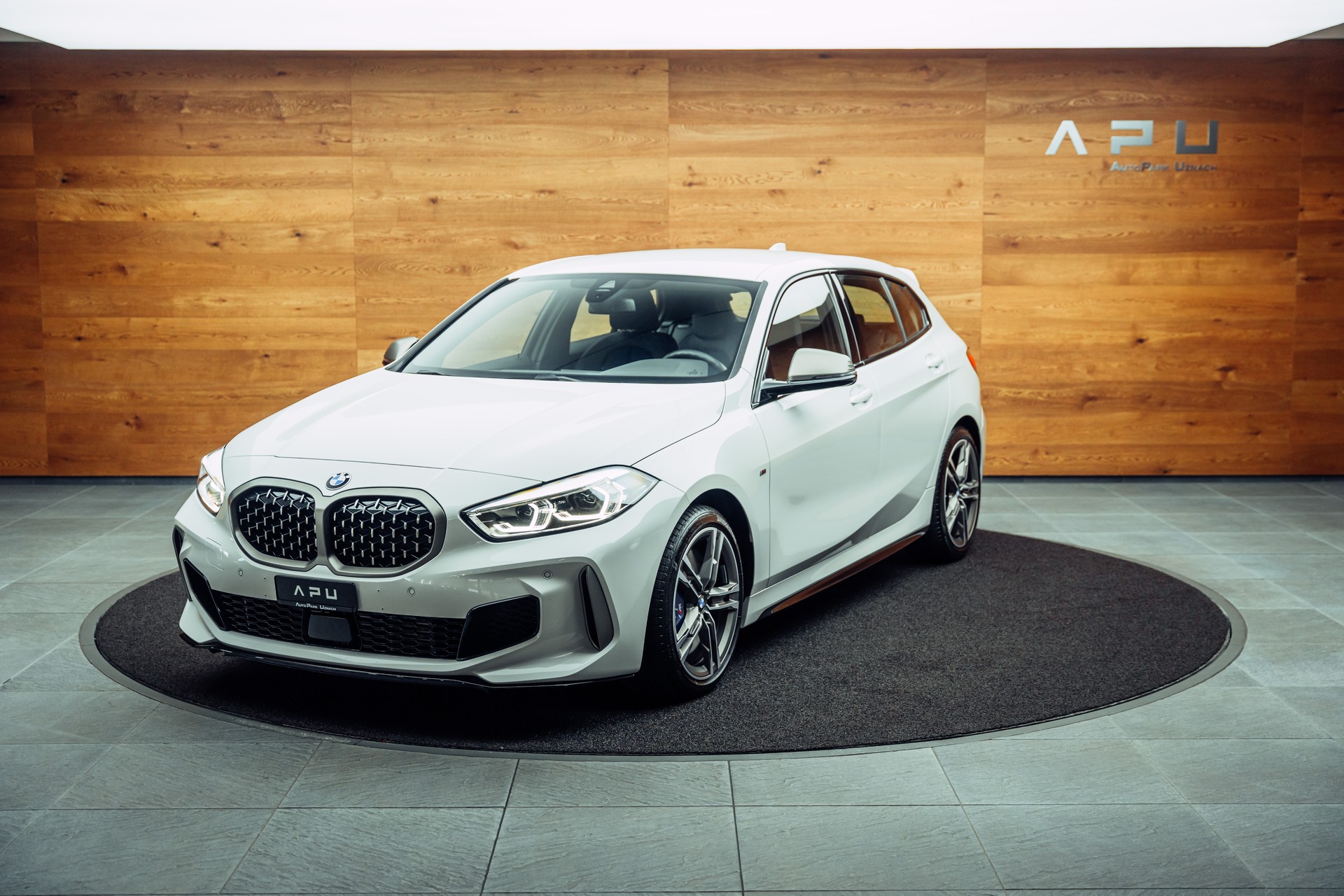 BMW M135i xDrive Steptronic-showroom-element-3