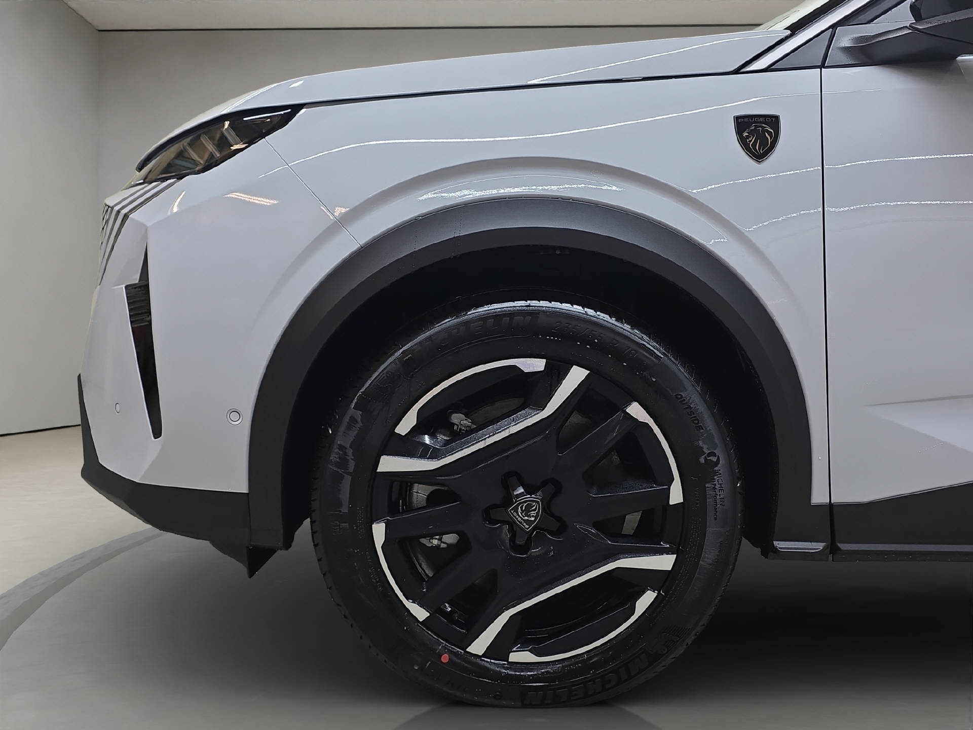 PEUGEOT 5008 1.6 PHEV 225 GT Exclusive-image-13