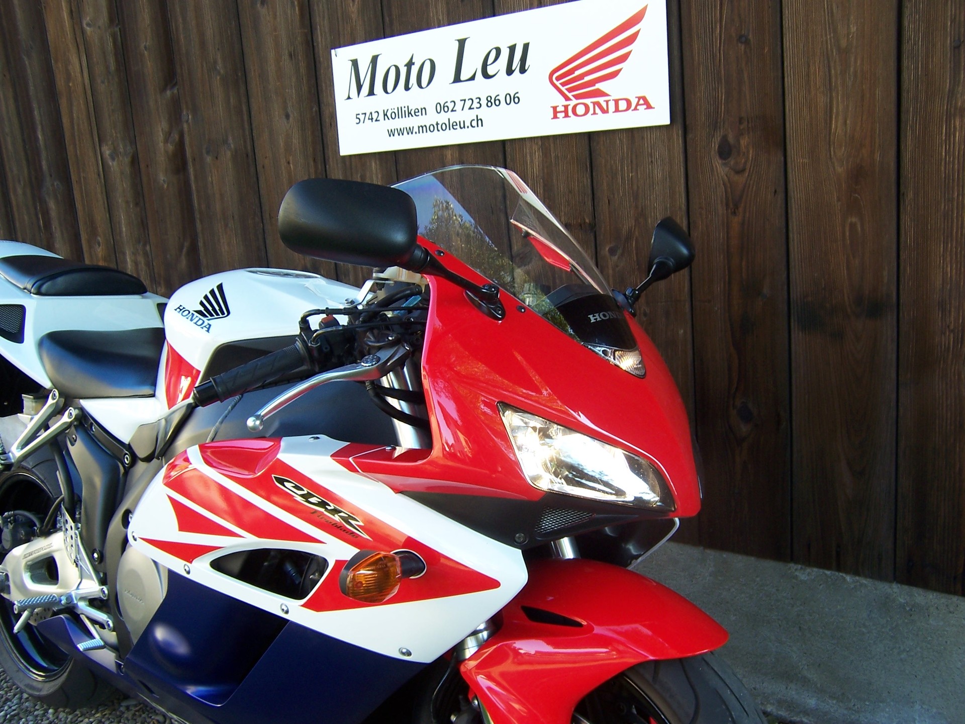HONDA CBR 1000 RR-image-11