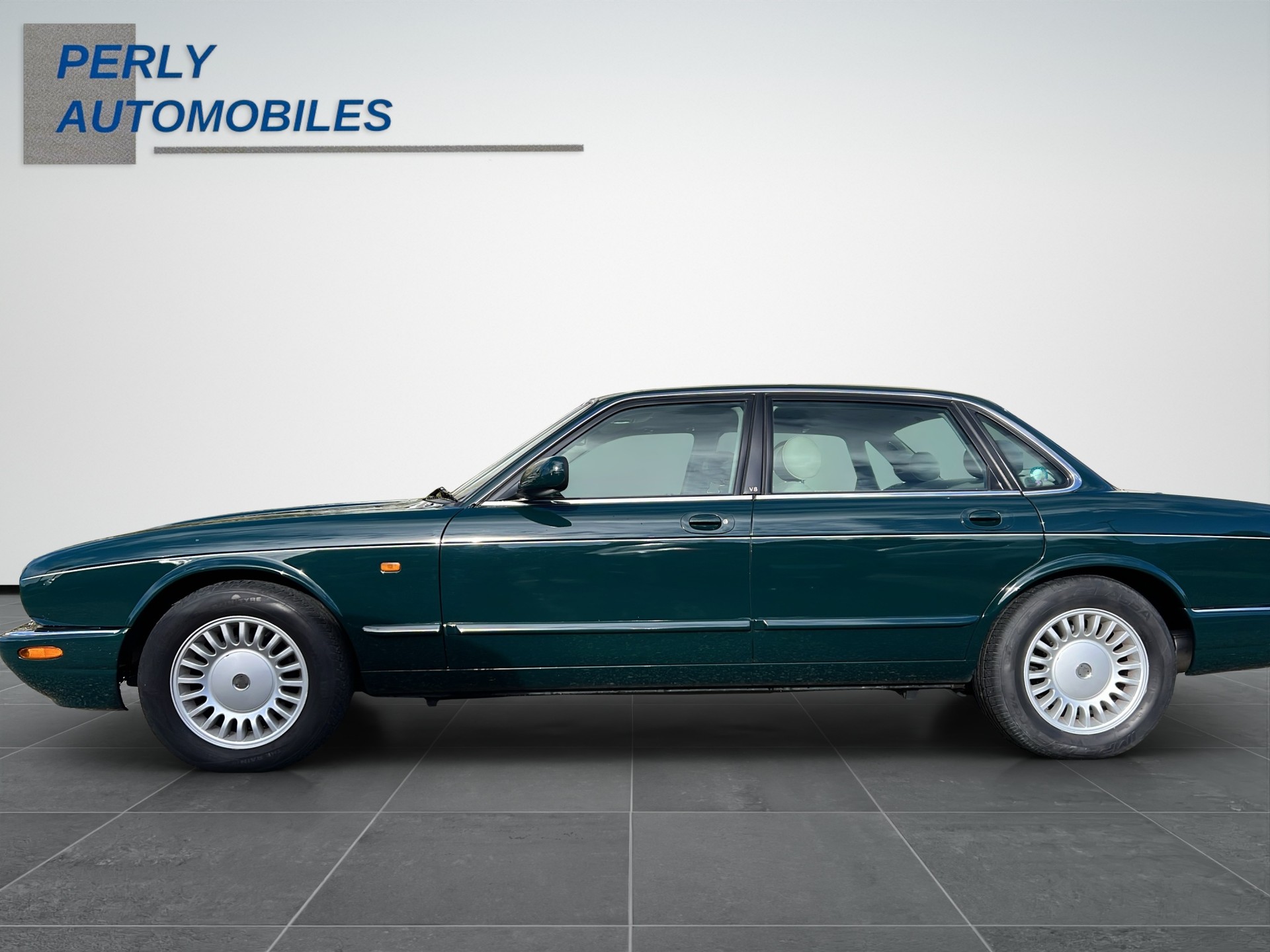 JAGUAR XJ 3.2 V8 Executive-showroom-element-2