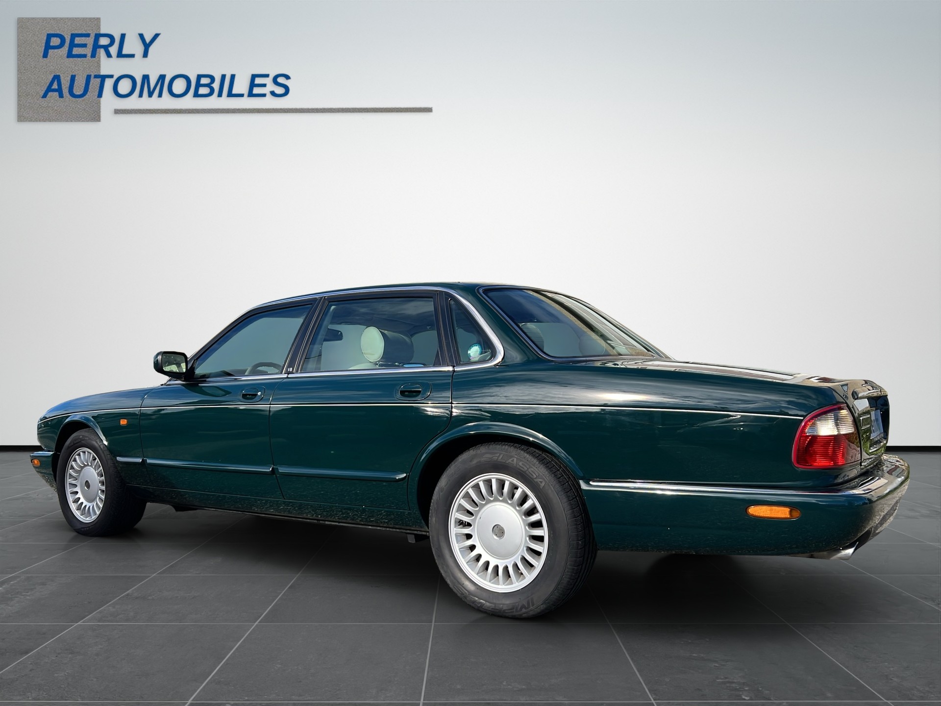 JAGUAR XJ 3.2 V8 Executive-showroom-element-3
