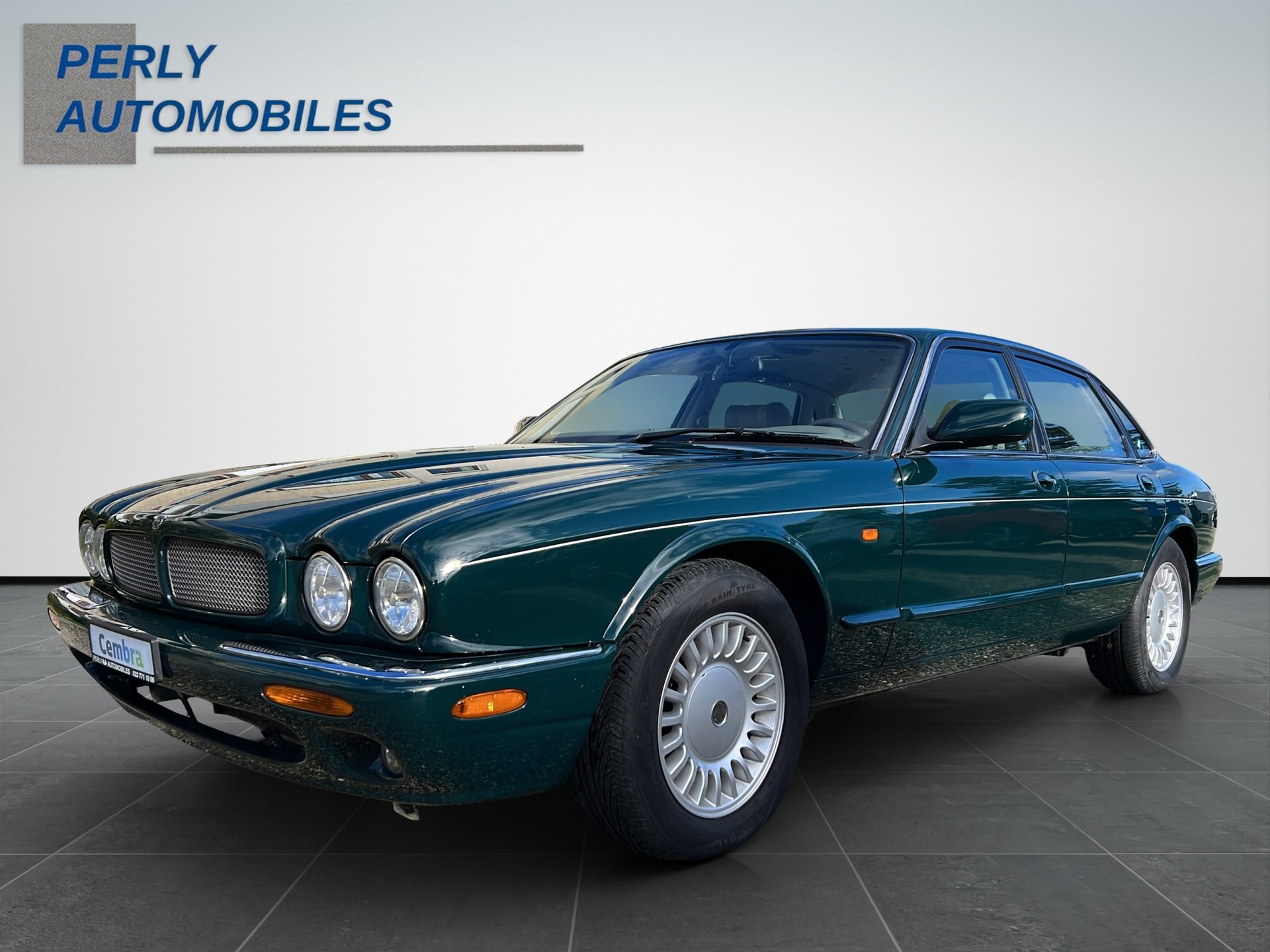 JAGUAR XJ 3.2 V8 Executive-showroom-element-1