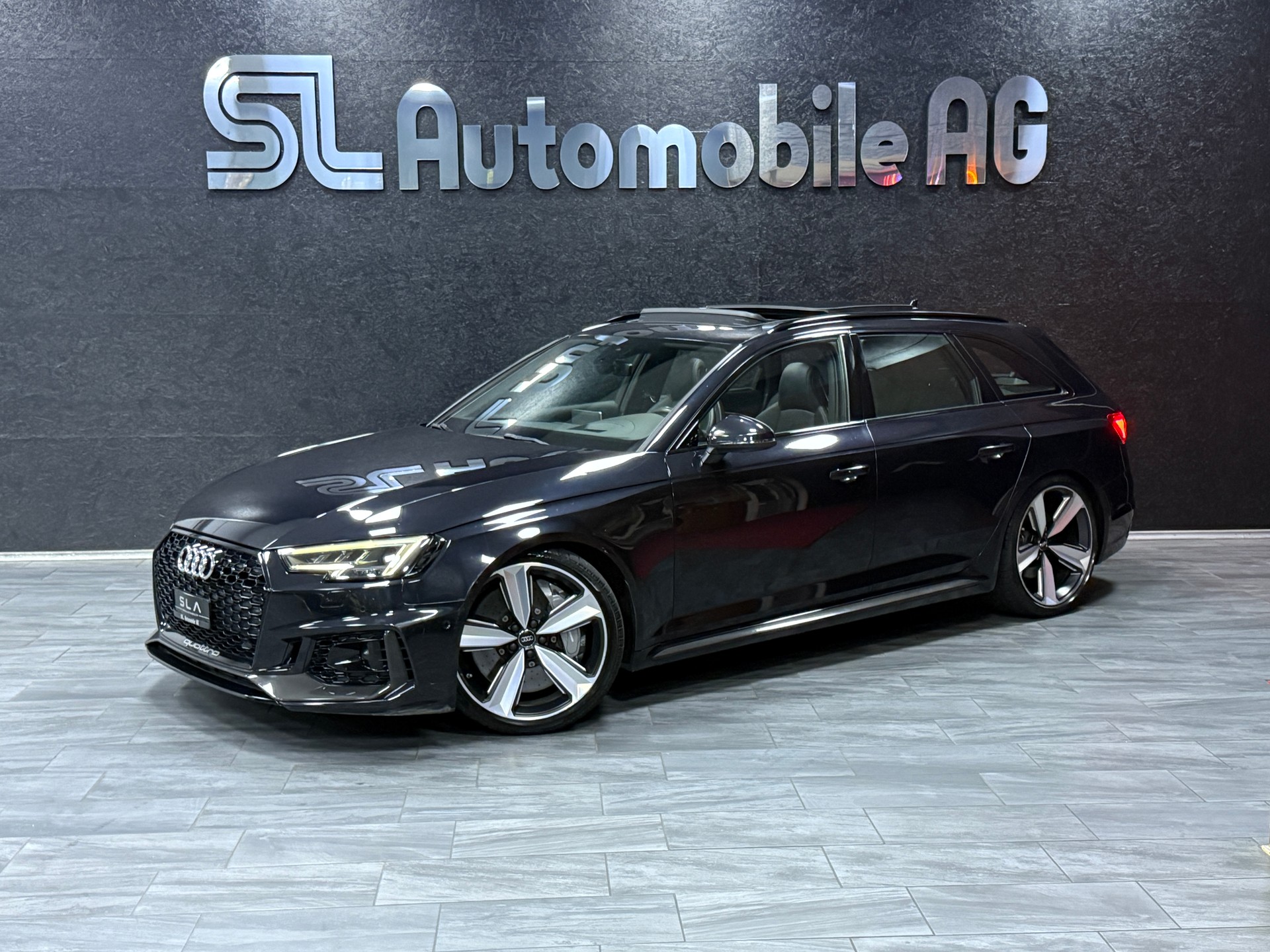 AUDI RS4 Avant 2.9 TFSI quattro tiptronic / Panorama / Carbon / CH Auto / Leasing ab 399.-