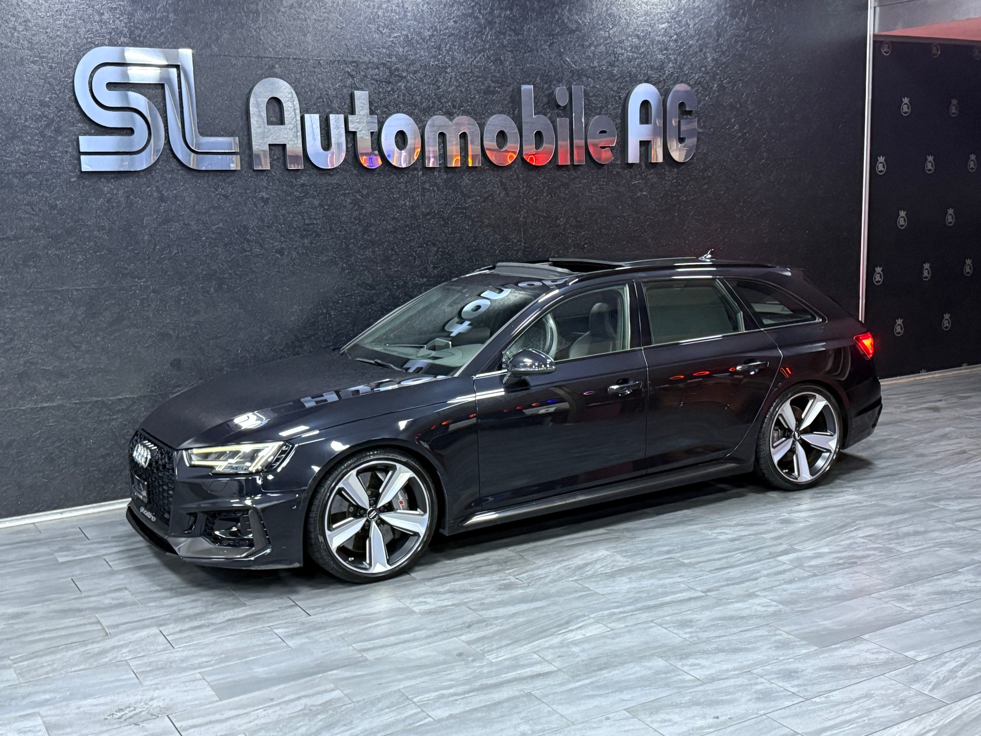 AUDI RS4 Avant 2.9 TFSI quattro tiptronic / Panorama / Carbon / CH Auto / Leasing ab 399.--showroom-element-1