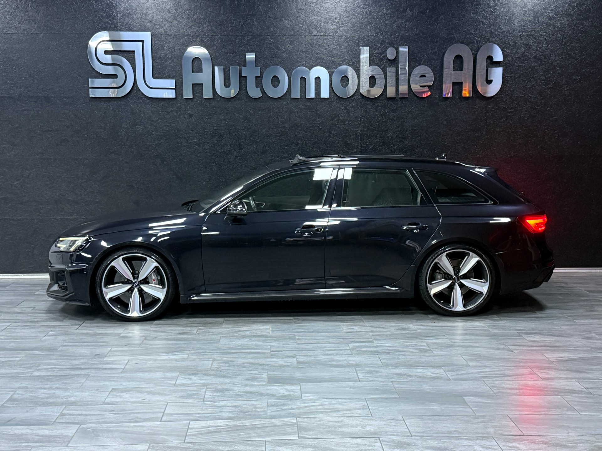 AUDI RS4 Avant 2.9 TFSI quattro tiptronic / Panorama / Carbon / CH Auto / Leasing ab 399.--showroom-element-3