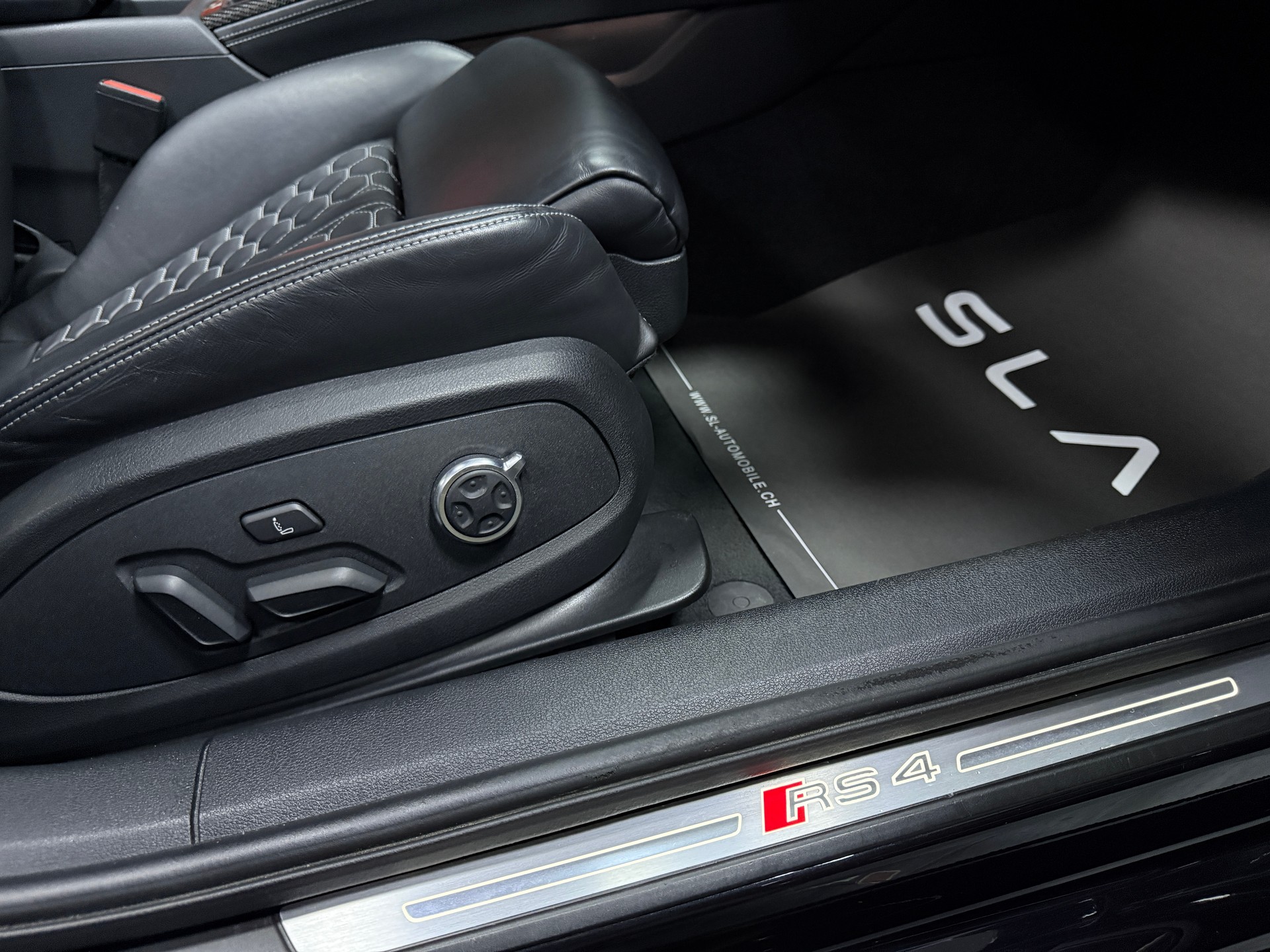 AUDI RS4 Avant 2.9 TFSI quattro tiptronic / Panorama / Carbon / CH Auto / Leasing ab 399.--image-13