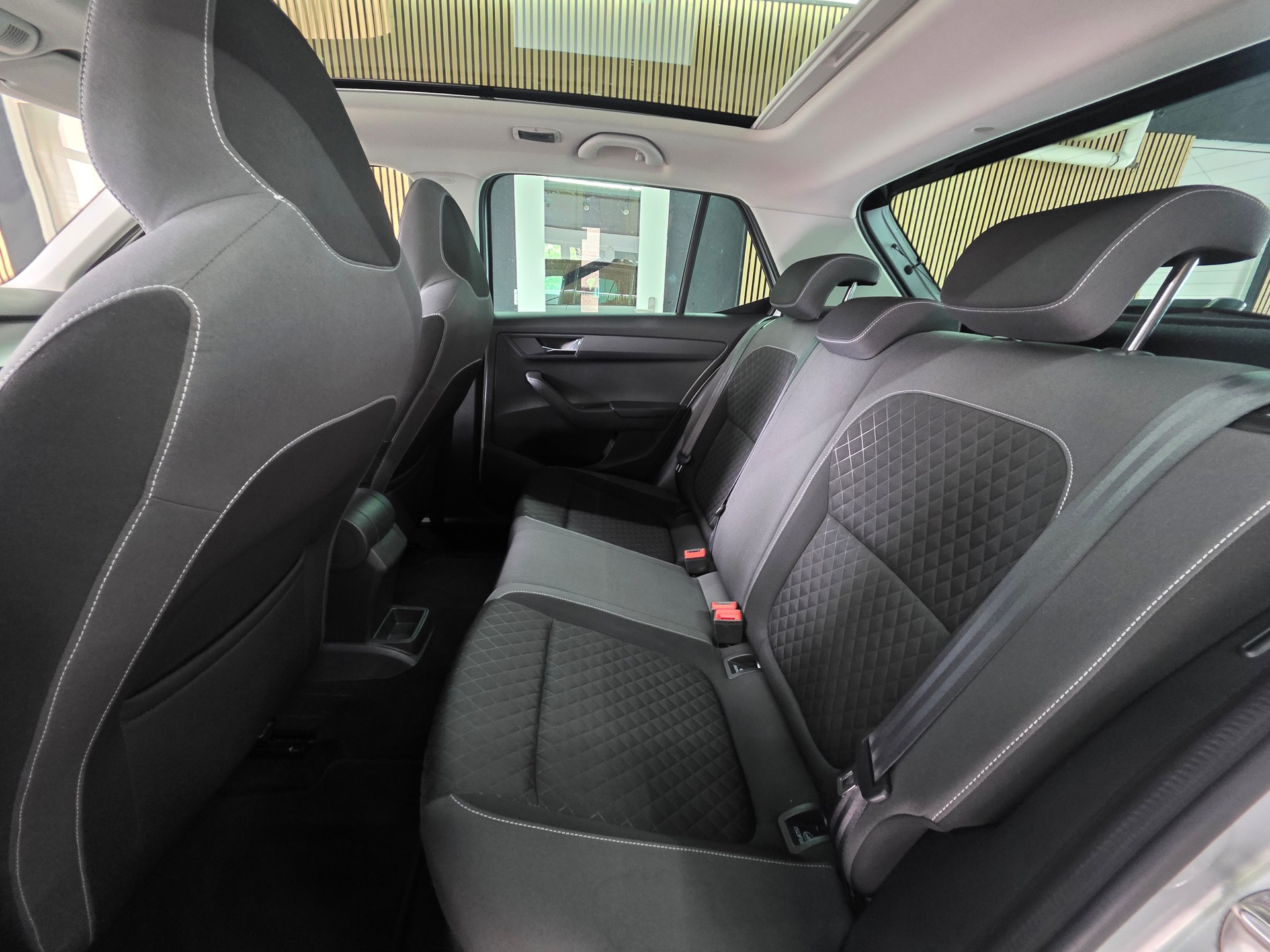 SKODA Fabia 1.2 TSI Swiss Edition DSG-image-13