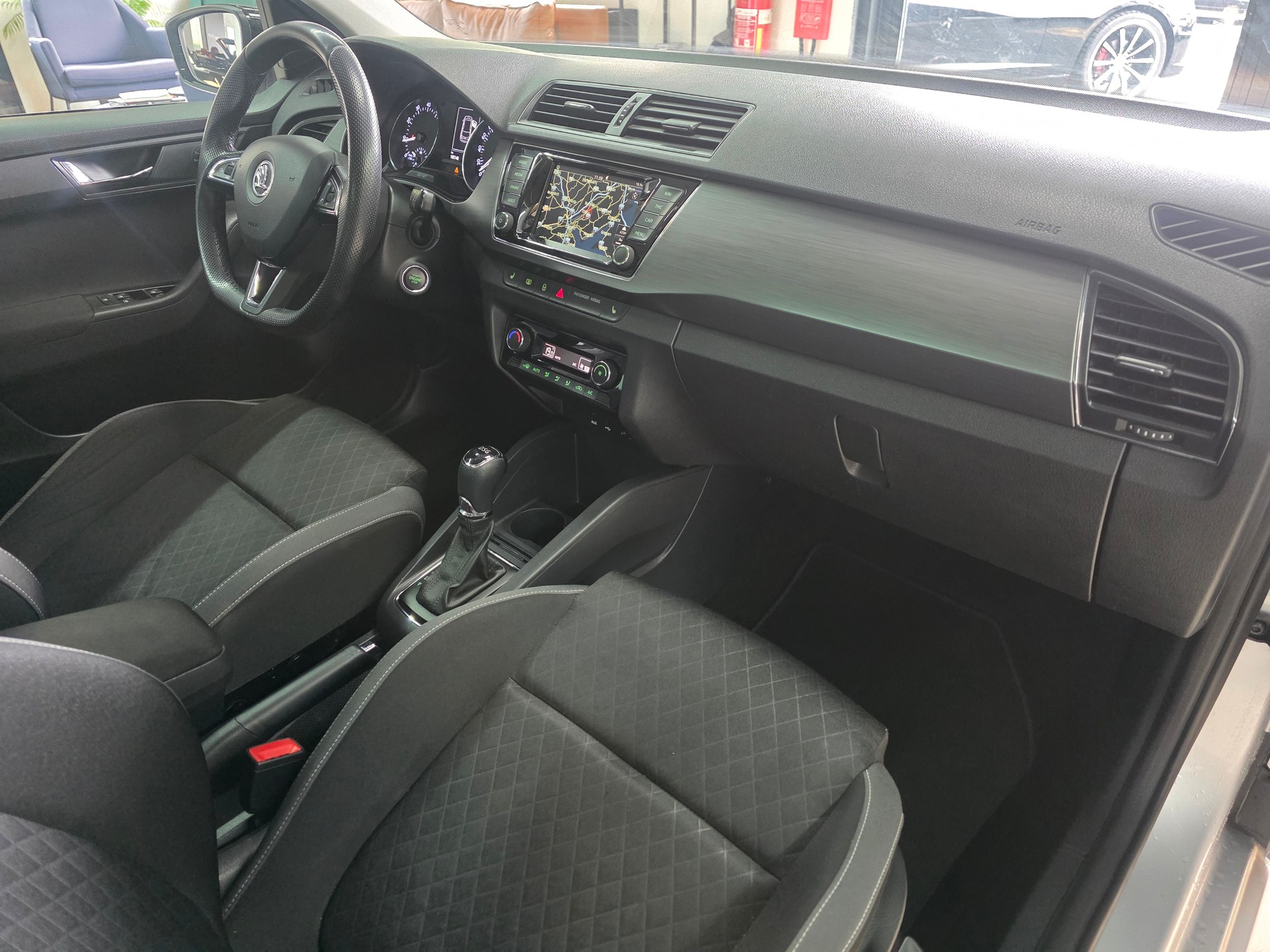 SKODA Fabia 1.2 TSI Swiss Edition DSG-image-8