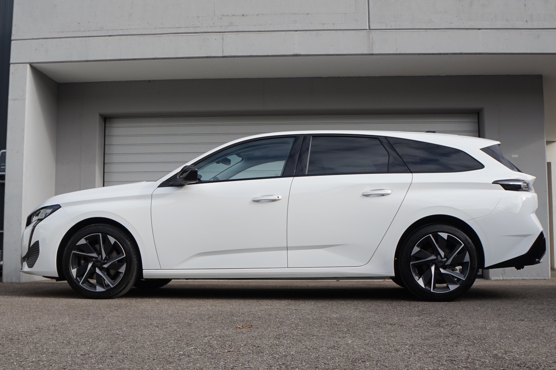 PEUGEOT 308 SW 1.5 BlueHDI Allure EAT8** NAVIGATION - APPLE CAR PLAY - 360°KAMERA -KEYLESS -SICHERHEITSPAKET - GARANTIE BIS 05.2027**-showroom-element-2
