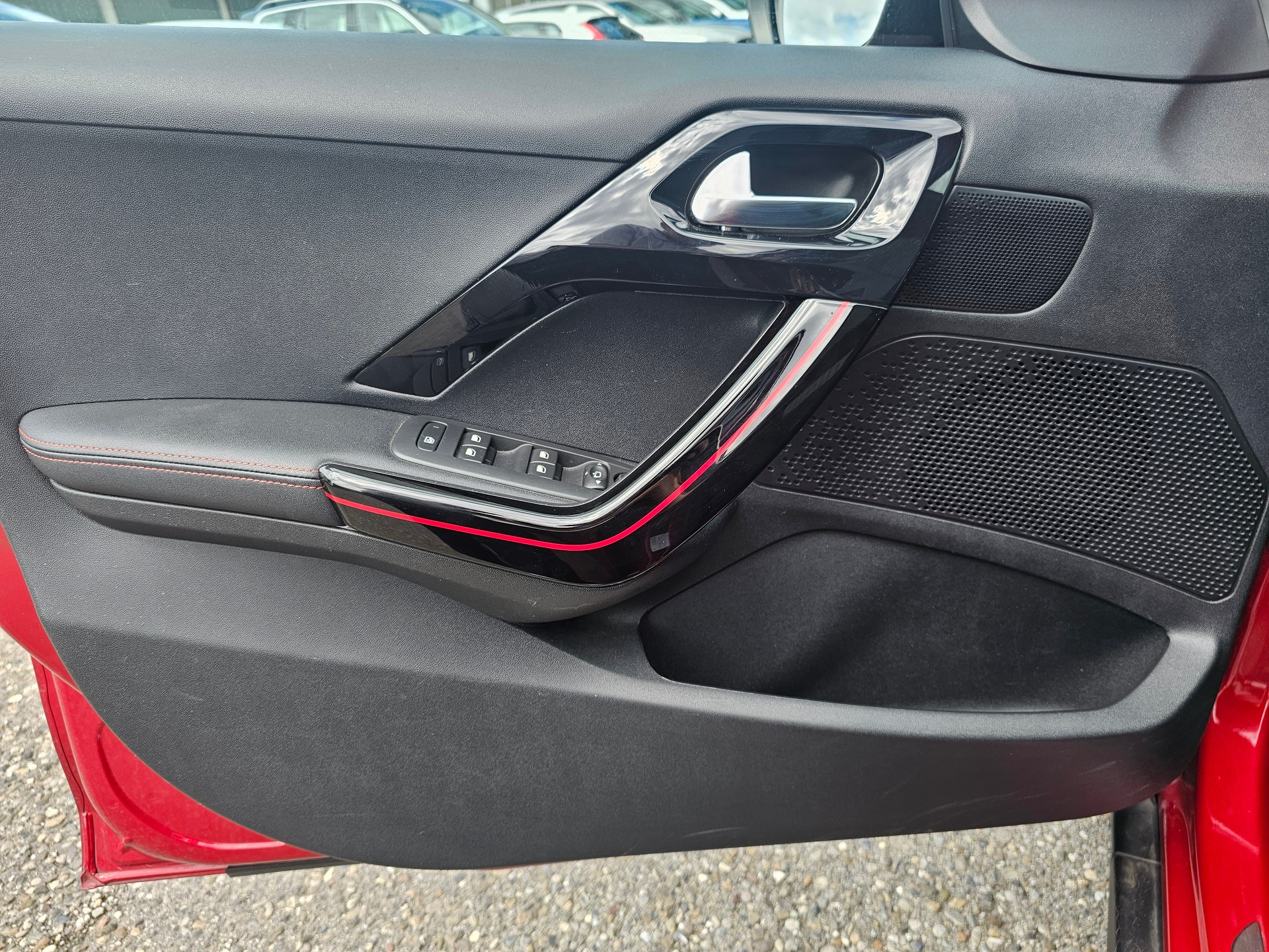 PEUGEOT 2008 1.2 PureTech 130 GT Line S/S-image-6